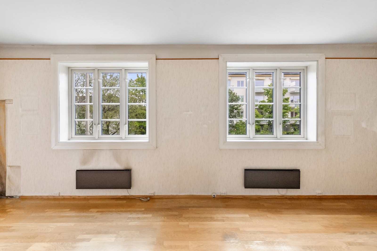 Lys og romslig stue. Store klassiske vindusflater med brede karmer. Galleribilde