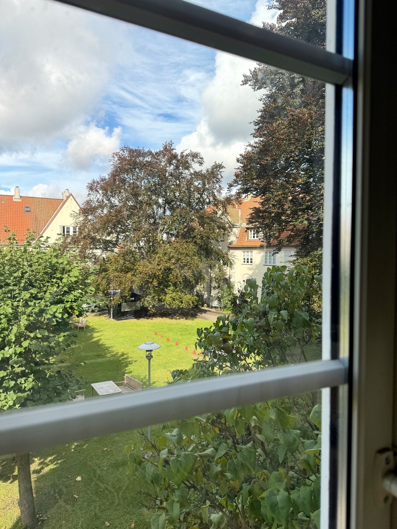 Borettslaget har en vakker og frodig opparbeidet felleshage. Galleribilde