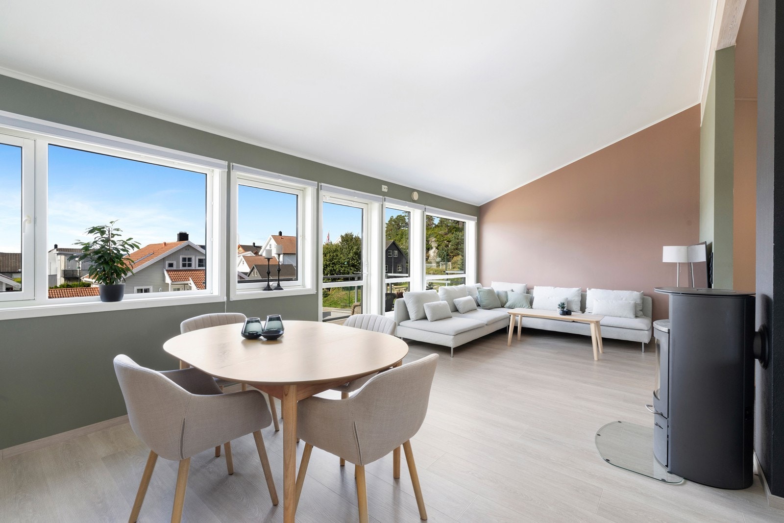 Innvendige overflater er oppgradert de senere år og boligen framstår som pen og moderne. Galleribilde