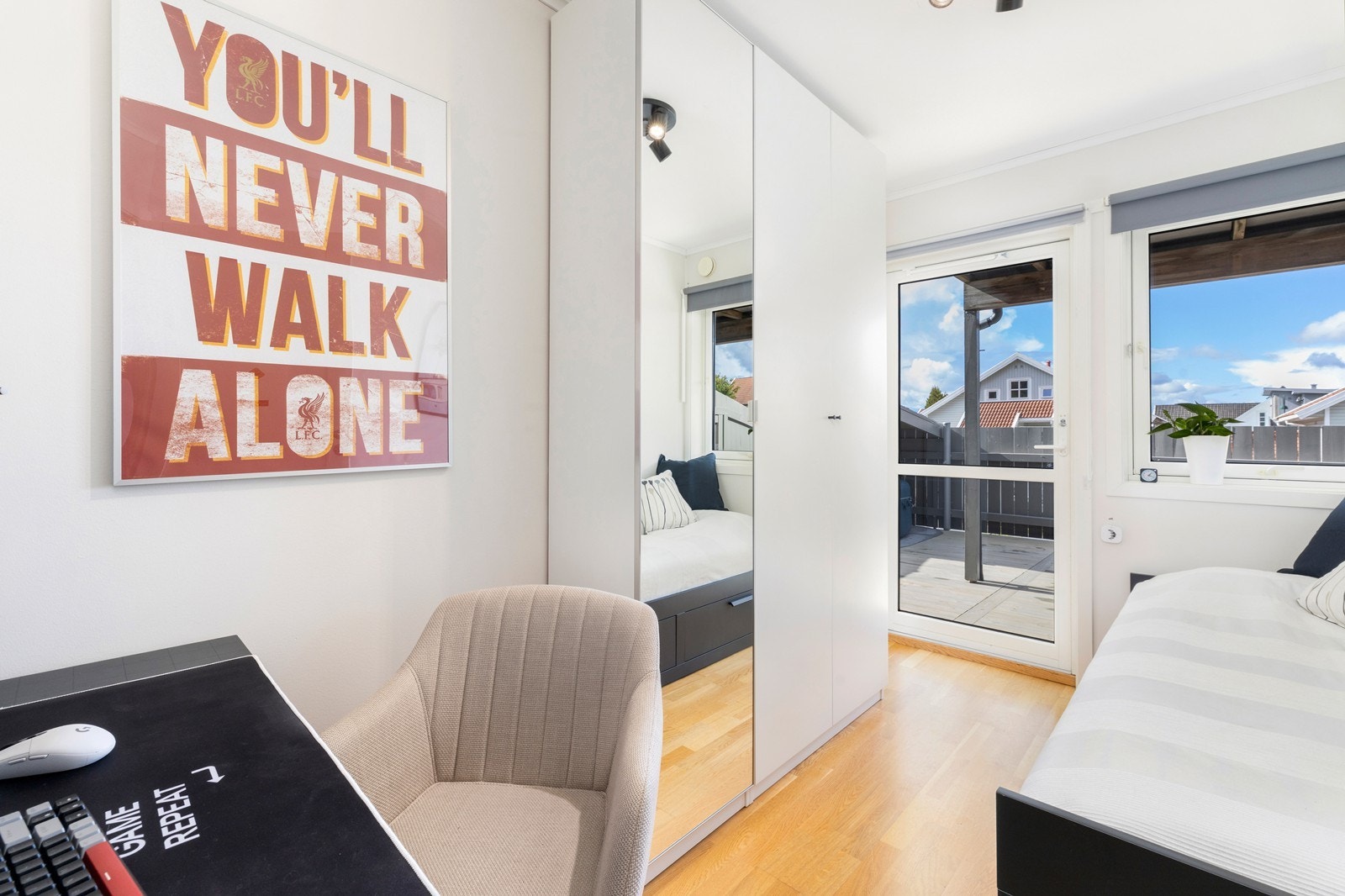 Det midterste soverommet er omtrent på størrelse med det innerste soverommet. Begge har god plass til seng, garderobeløsning og leksepult. Galleribilde