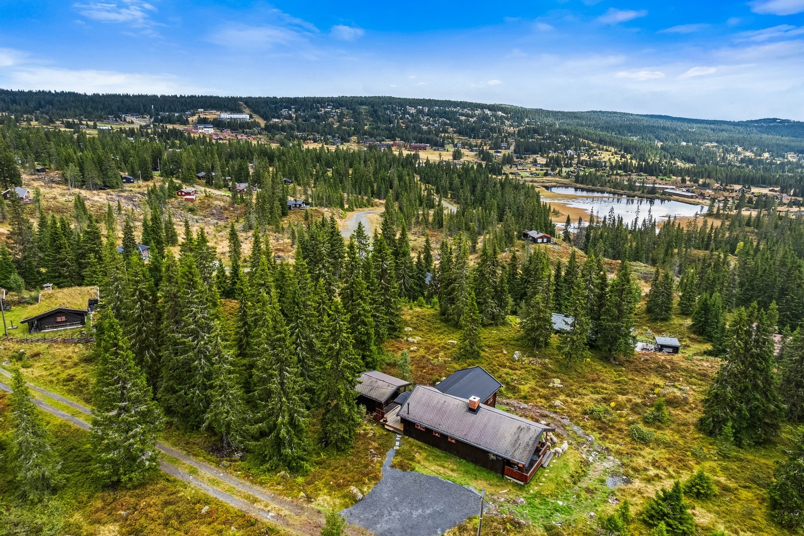 Kort avstand til Landetjernet - flott utsyn til sentrale områder på Nordseter. Galleribilde