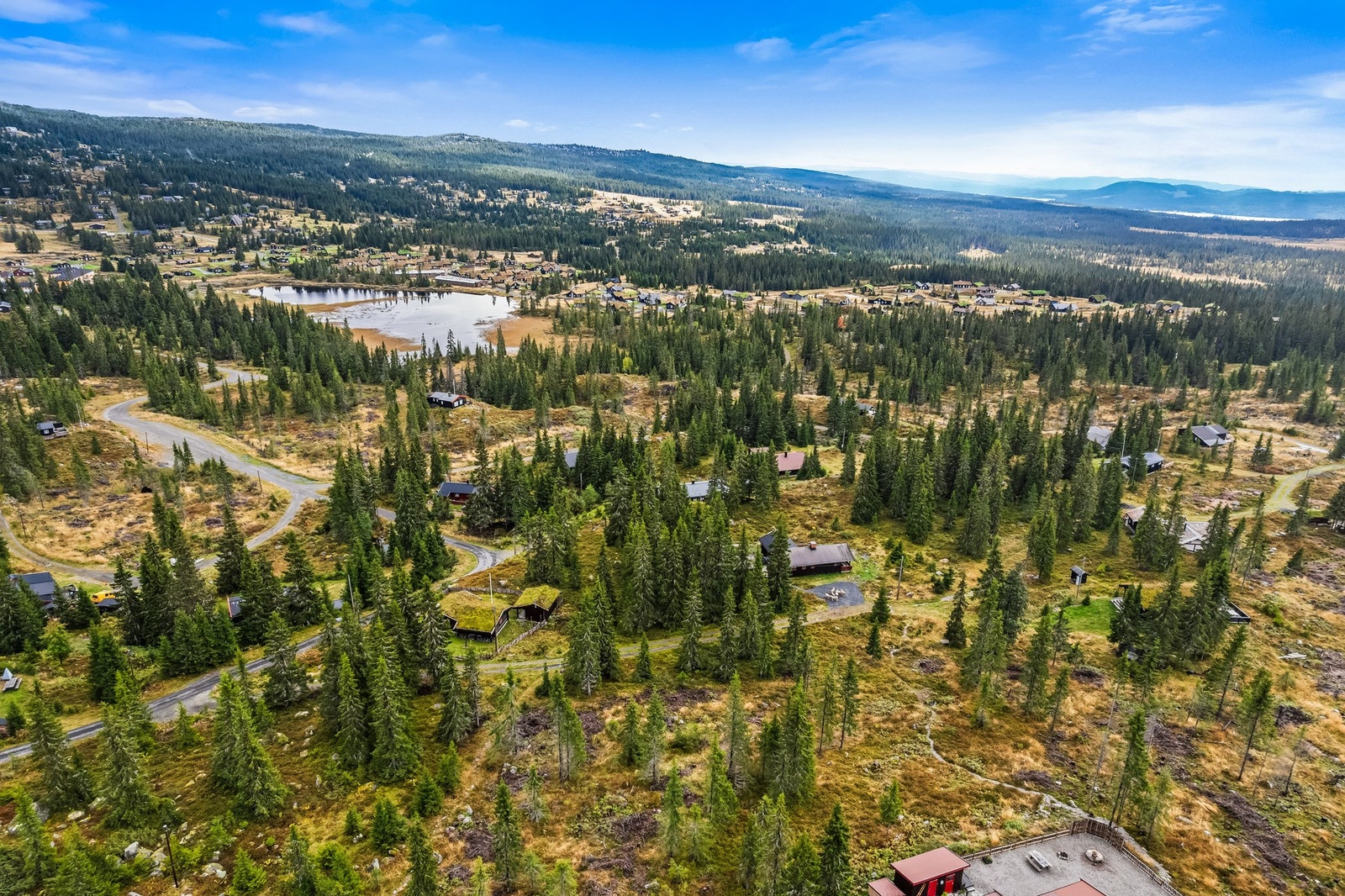 Tomta ligger i blindveg bestående av kun noen få hytteeiendommer. Galleribilde
