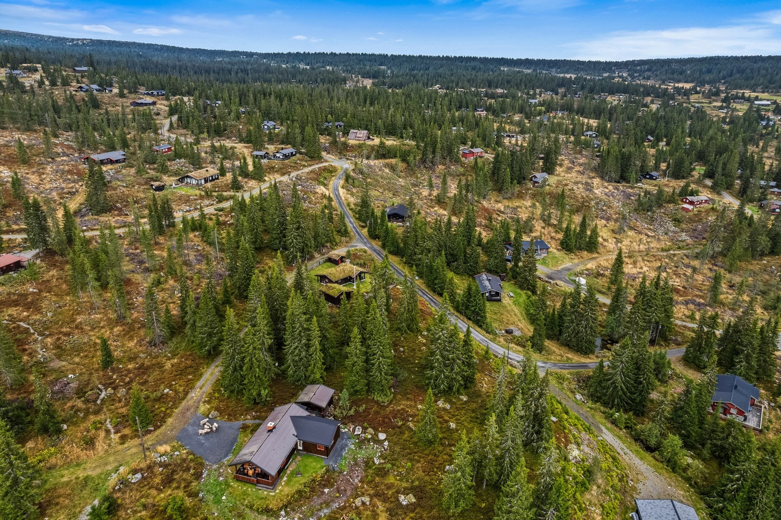 Tomtas beliggenhet er i den nedre delen av Grøtåshaugen. Galleribilde