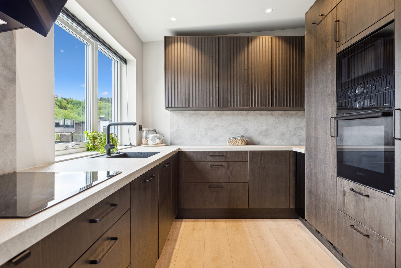 Det medfølger integrert kjøl- og fryseskap, oppvaskmaskin, induksjonstopp, vinskap. Galleribilde