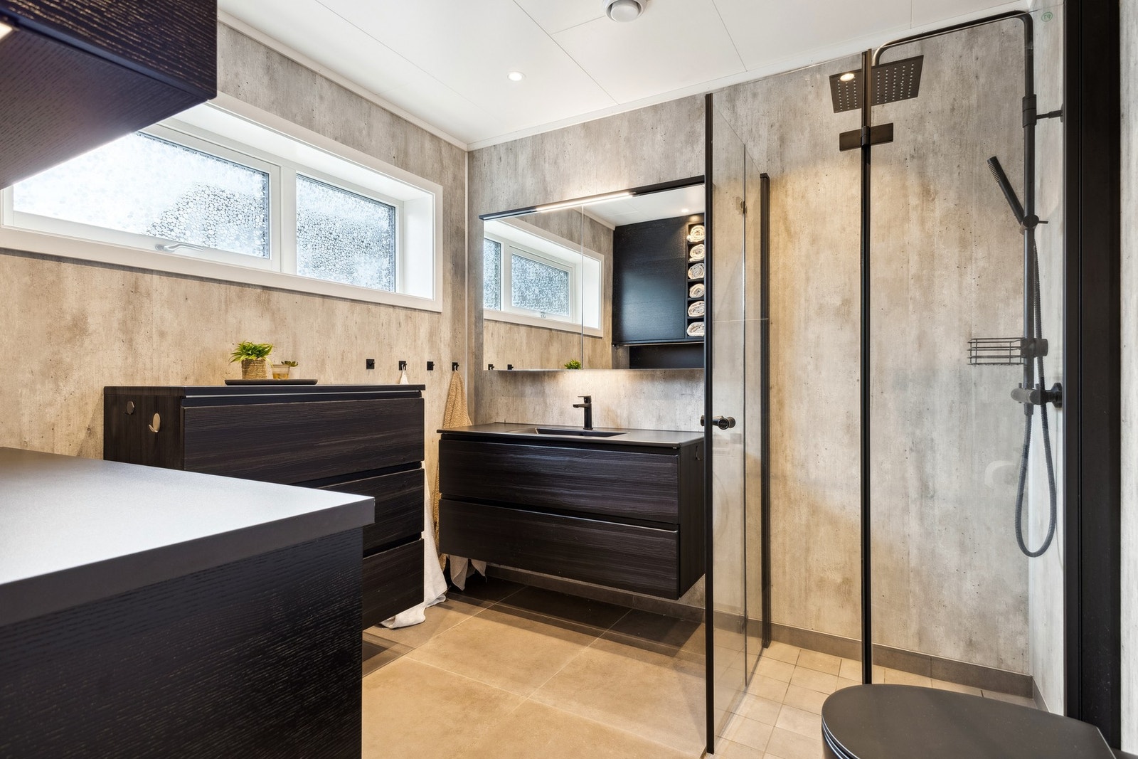 Videre får du et stilrent og lekkert bad med alle nødvendige fasiliteter. Galleribilde