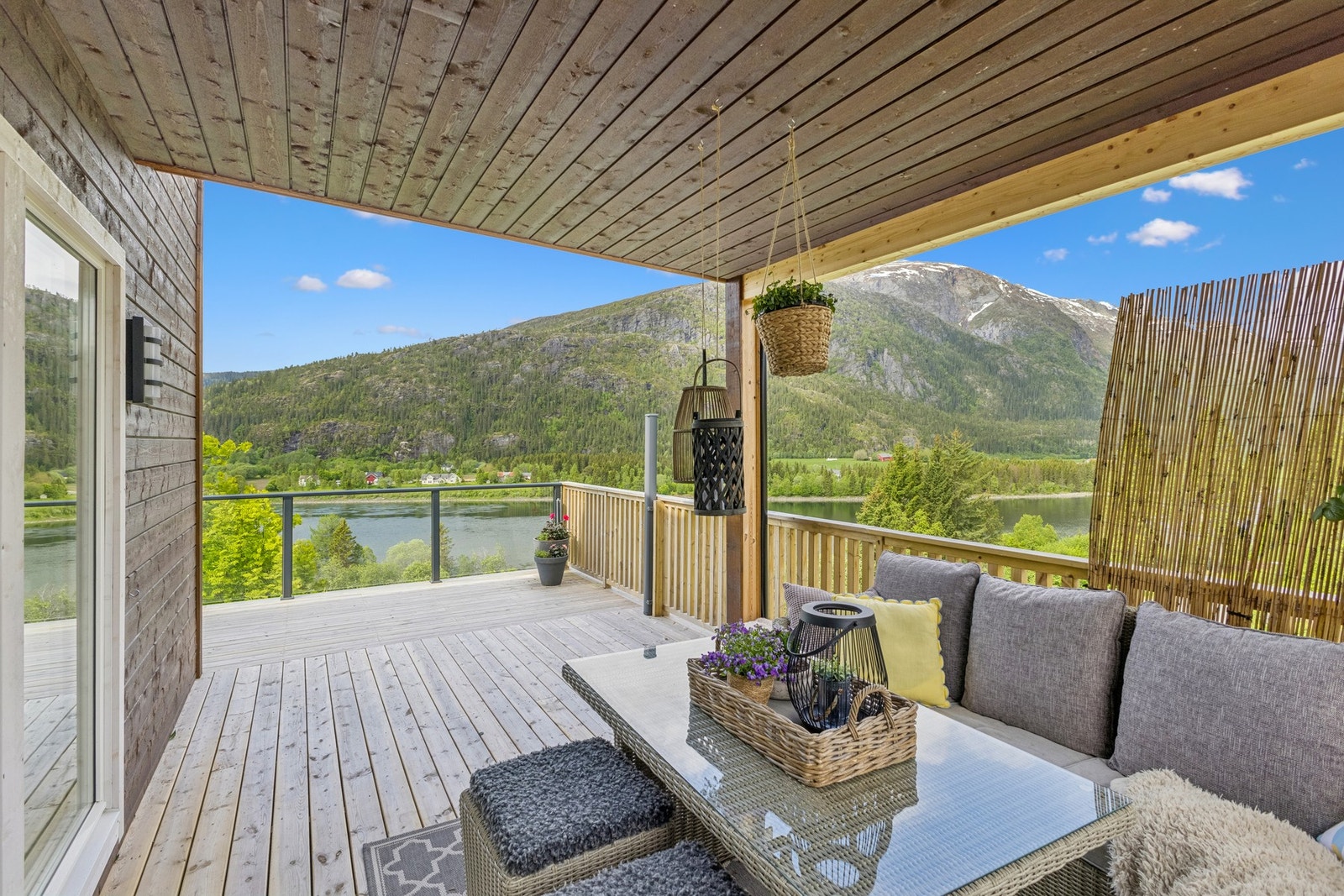 Uteplassen er delt inn i soner, med delvis takoverbygg, og delvis åpent. Galleribilde