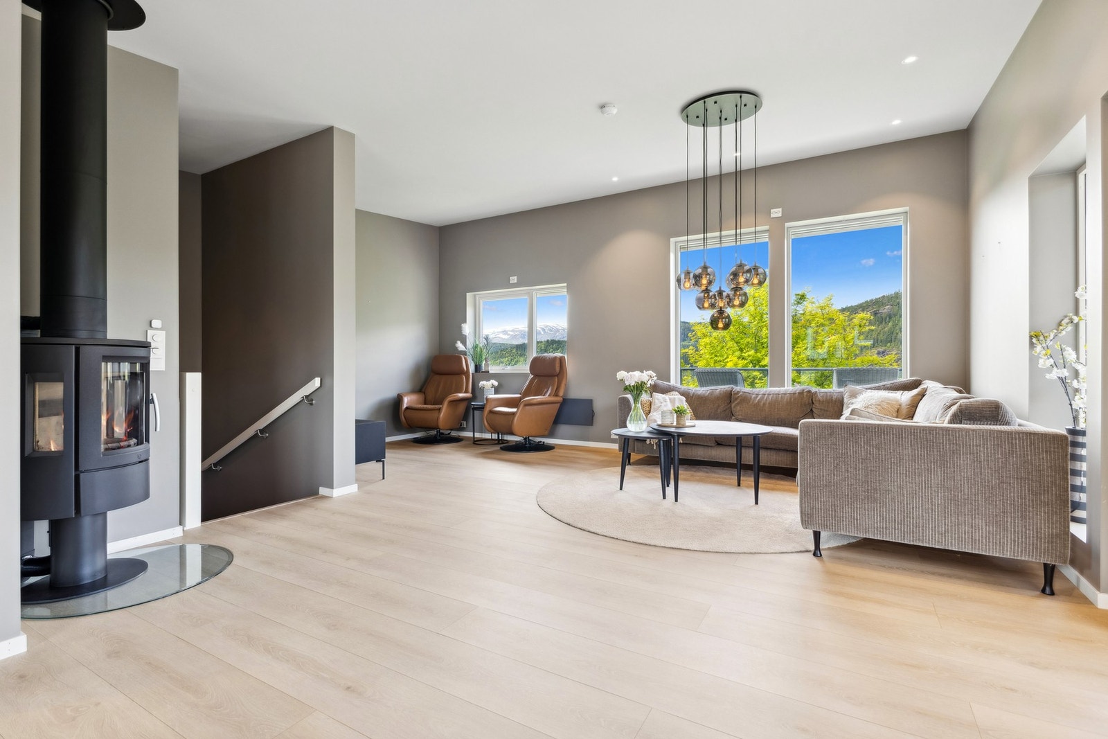 Her får du en romslig, lys og luftig stue. Galleribilde