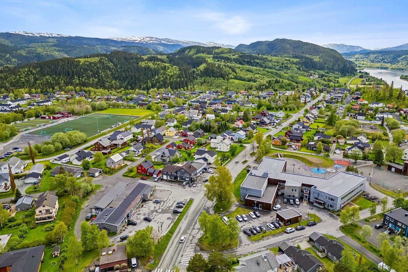 Dagligvarebutikk, kort vei til Kippermoen m.m. gjør området svært ettertraktet for alle livssituasjoner og aldre. Galleribilde