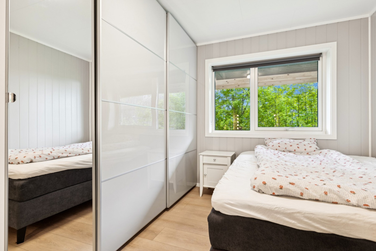 Lyst og stort soverom nummer to. God plass for seng og garderobe. Galleribilde