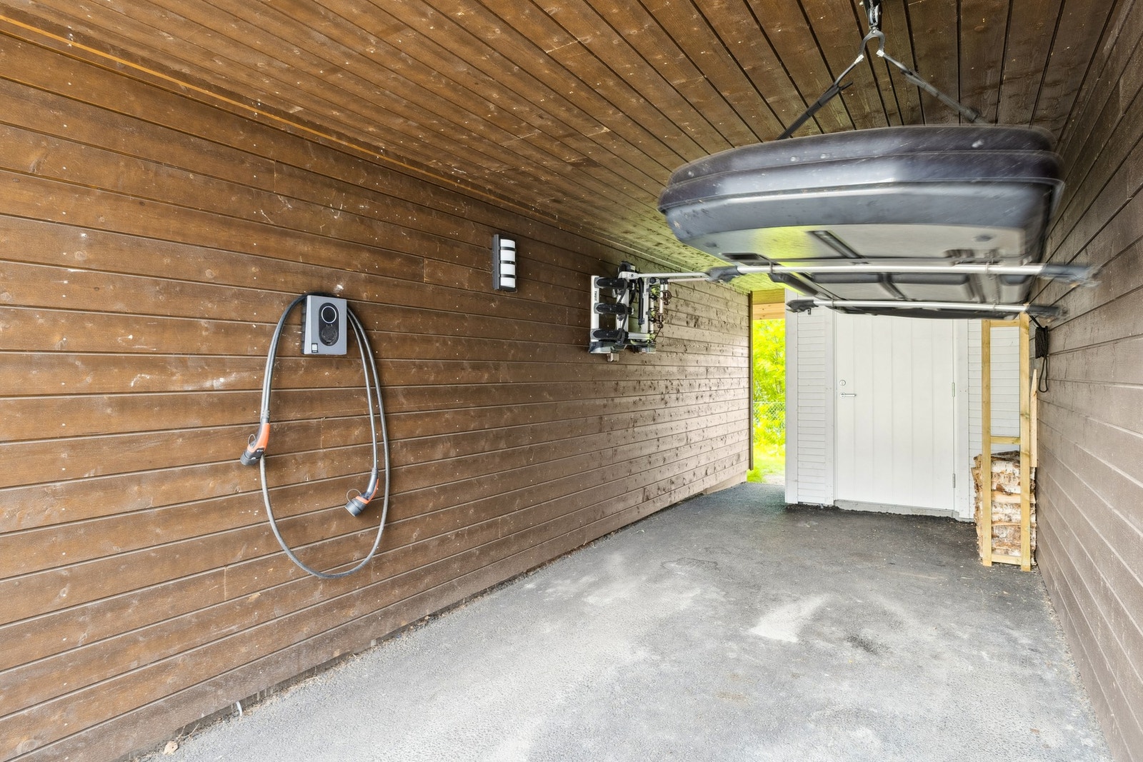 Det er installert el-billading som medfølger salget, og bak er det bygd sportsbod. Galleribilde