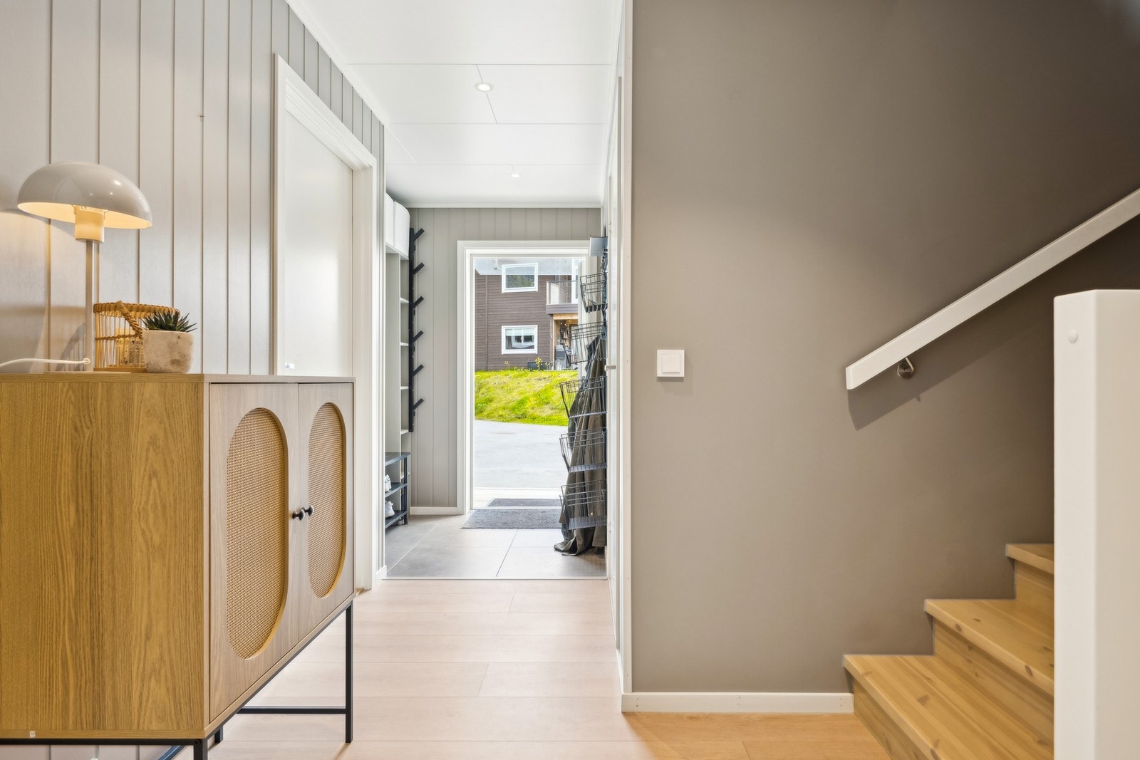 Førsteetasjen byr på en god atmosfære og varme i gulv. Galleribilde