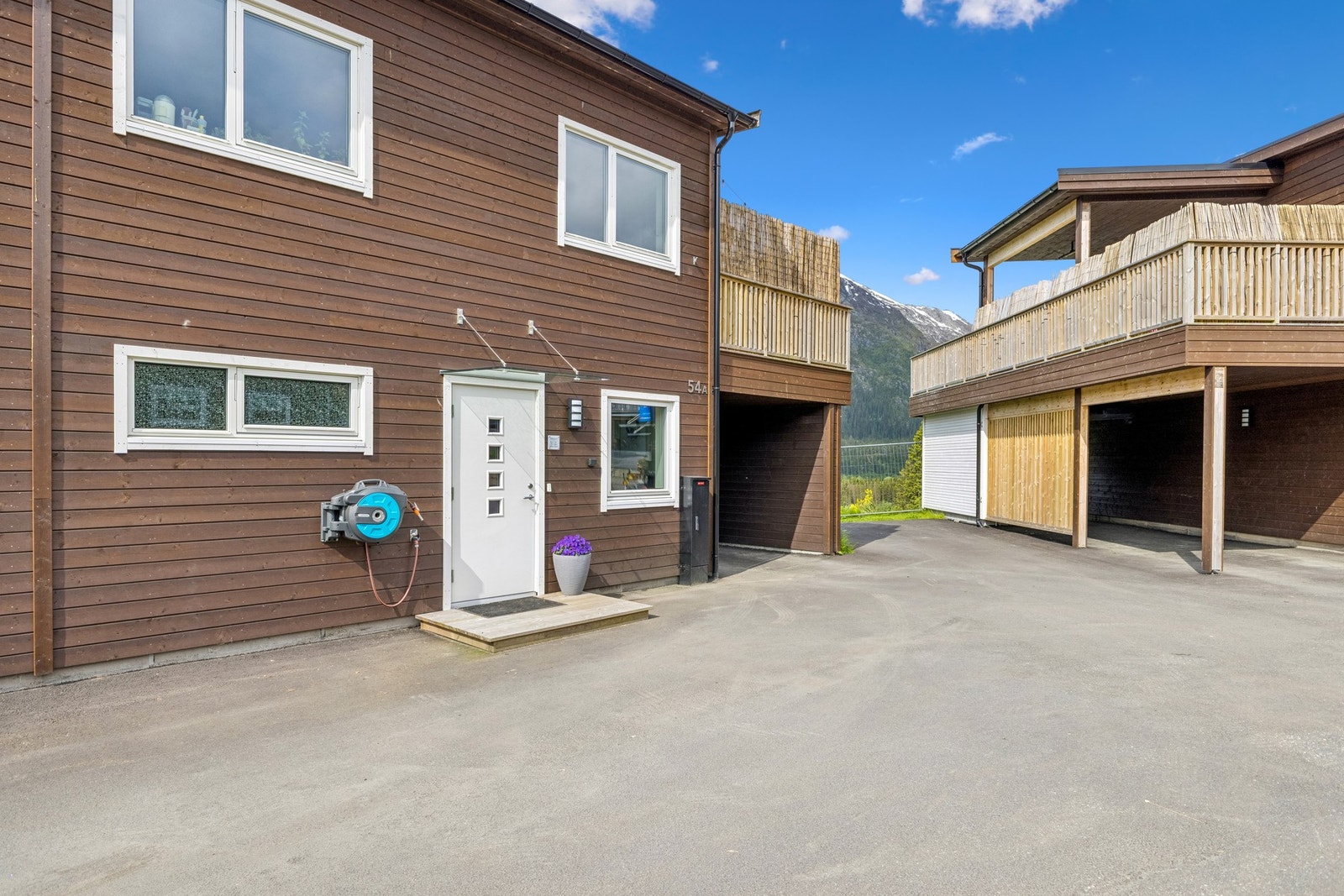 Utvendig får du bl.a. asfaltert gategrunn og carport. Det brøytes i regi av borettslaget vinterstid. Galleribilde