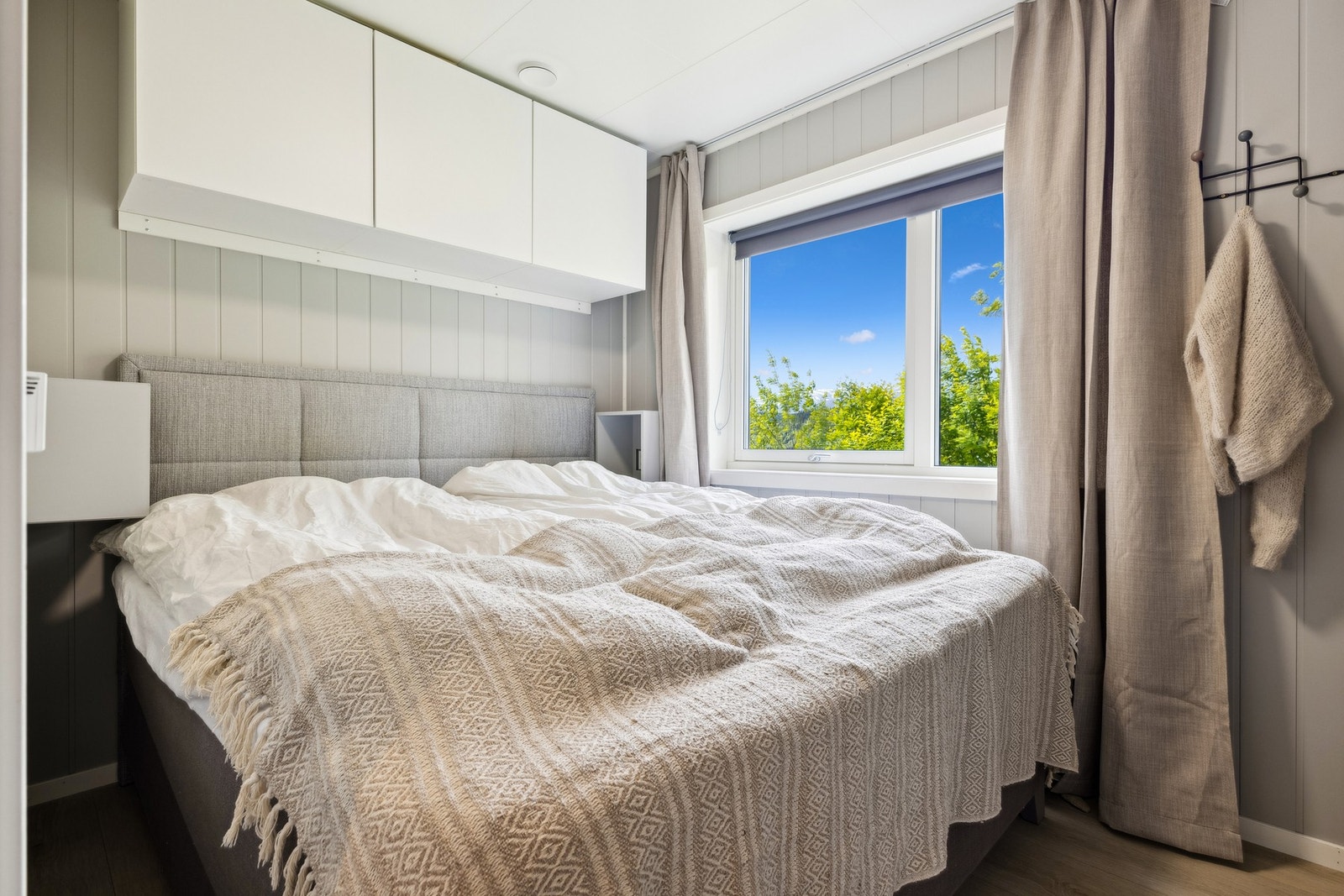 Boligen har 3 soverom. Hovedsoverommet er lunt og godt, uten innsyn. Galleribilde