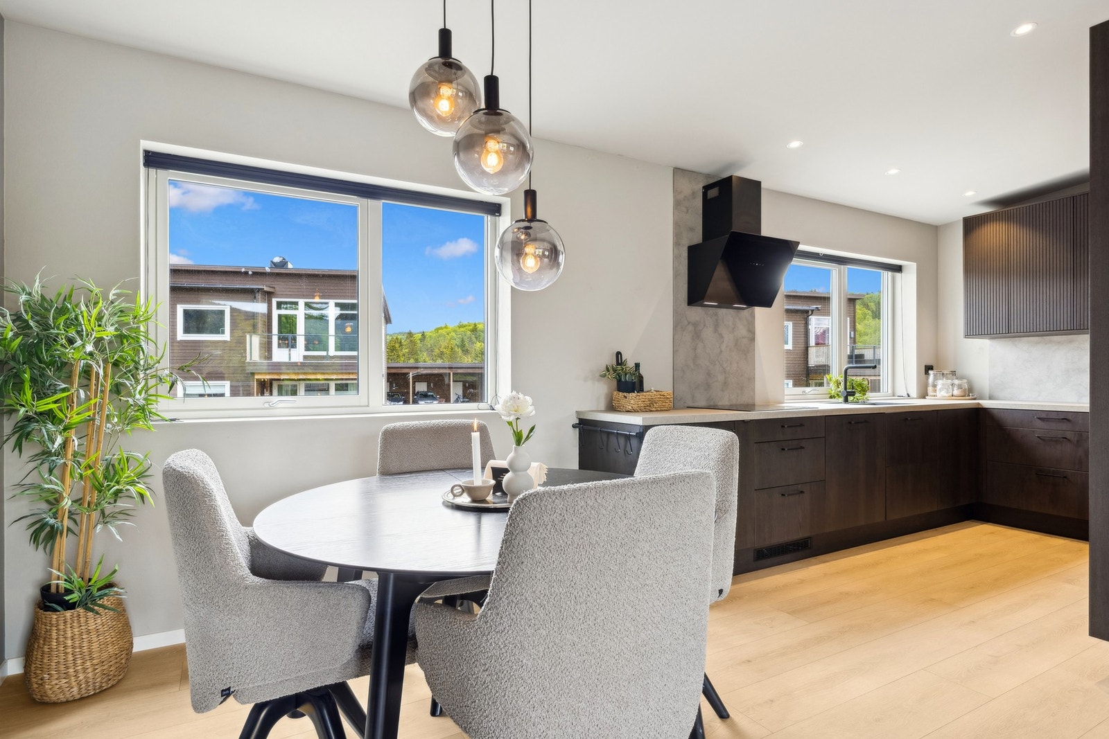 Her får du et tidløst, elegant og gjennomført kjøkken med mye skap- og benkeplass. Galleribilde