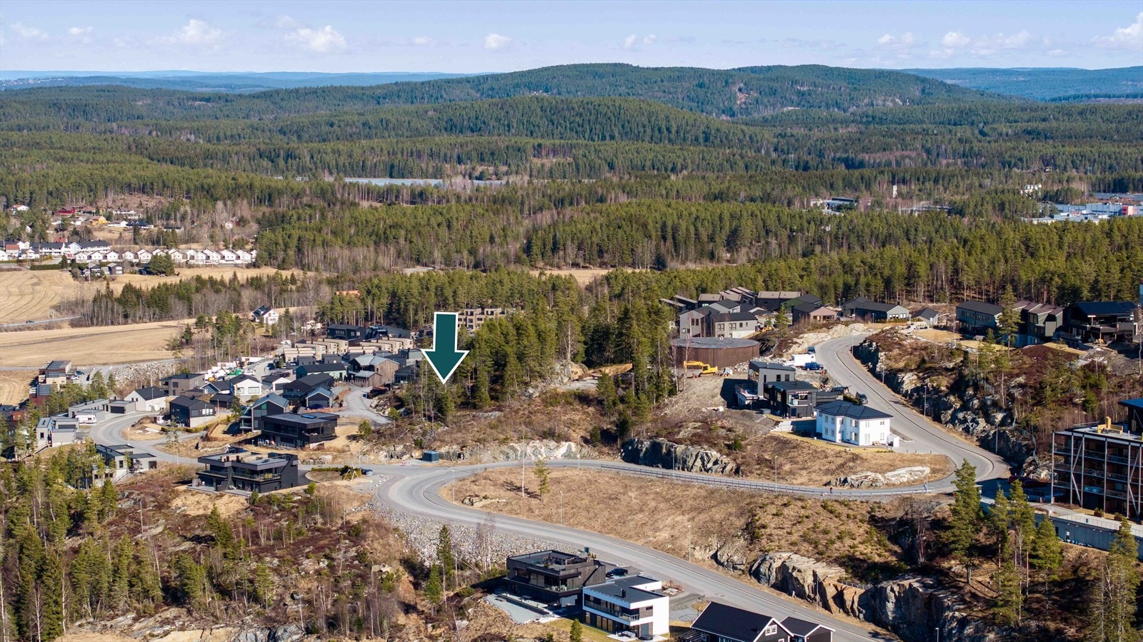 Tomten er regulert for frittliggende småhusbebyggelse, og det er tillatt å bygge eneboliger eller tomannsboliger med tilhørende garasje eller uthus. Galleribilde