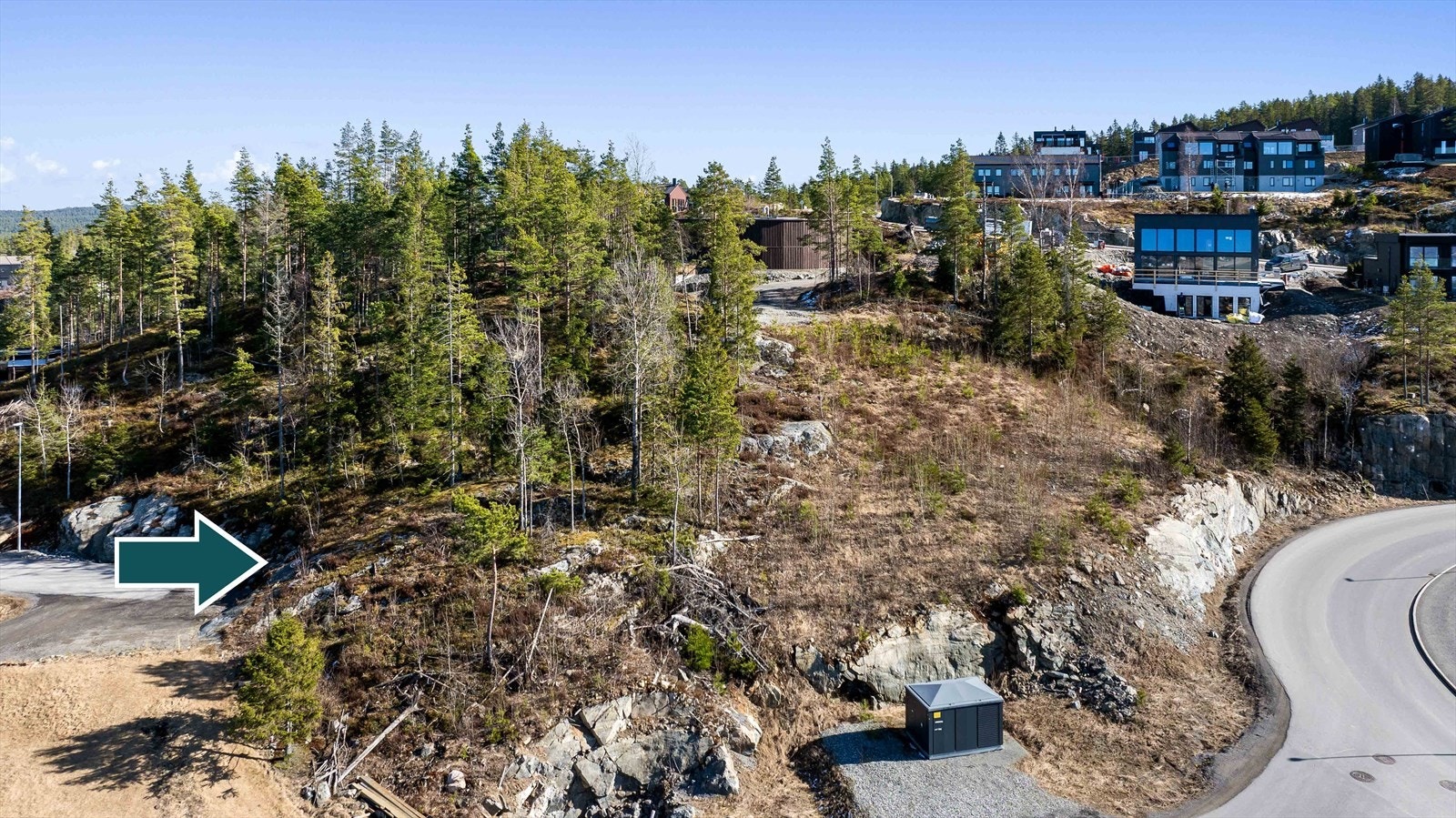 Tomten er syd-østvendt endetomt som ligger høyt oppe på feltet med regulert grøntarealer bak, inkludert lekeområde. Galleribilde