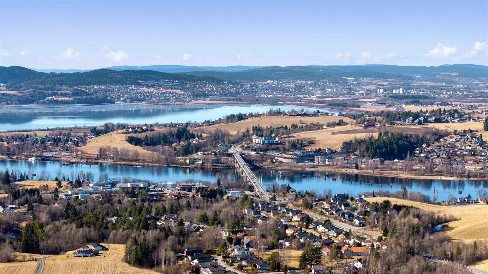 Tomten har en attraktiv beliggenhet. Område grenser også til marka og vil således by på svært gode rekreasjonsmuligheter sommer som vinter. Galleribilde