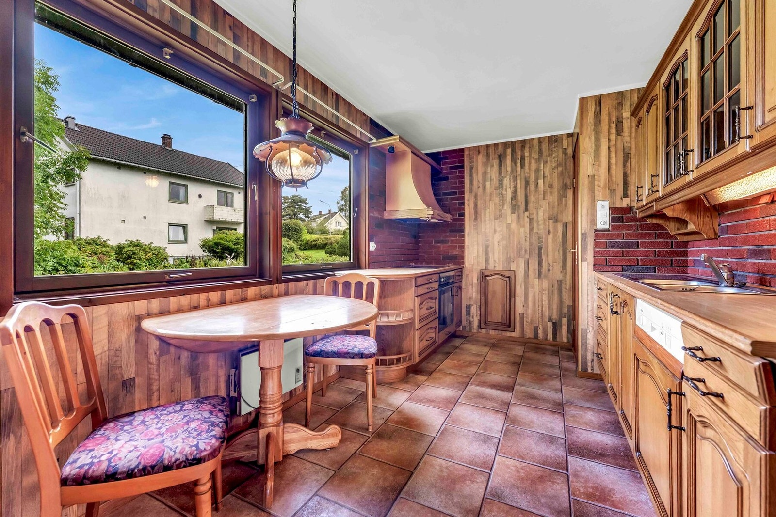 Kjøkkenet har store vindusflater og rikelig med naturlig lys Galleribilde