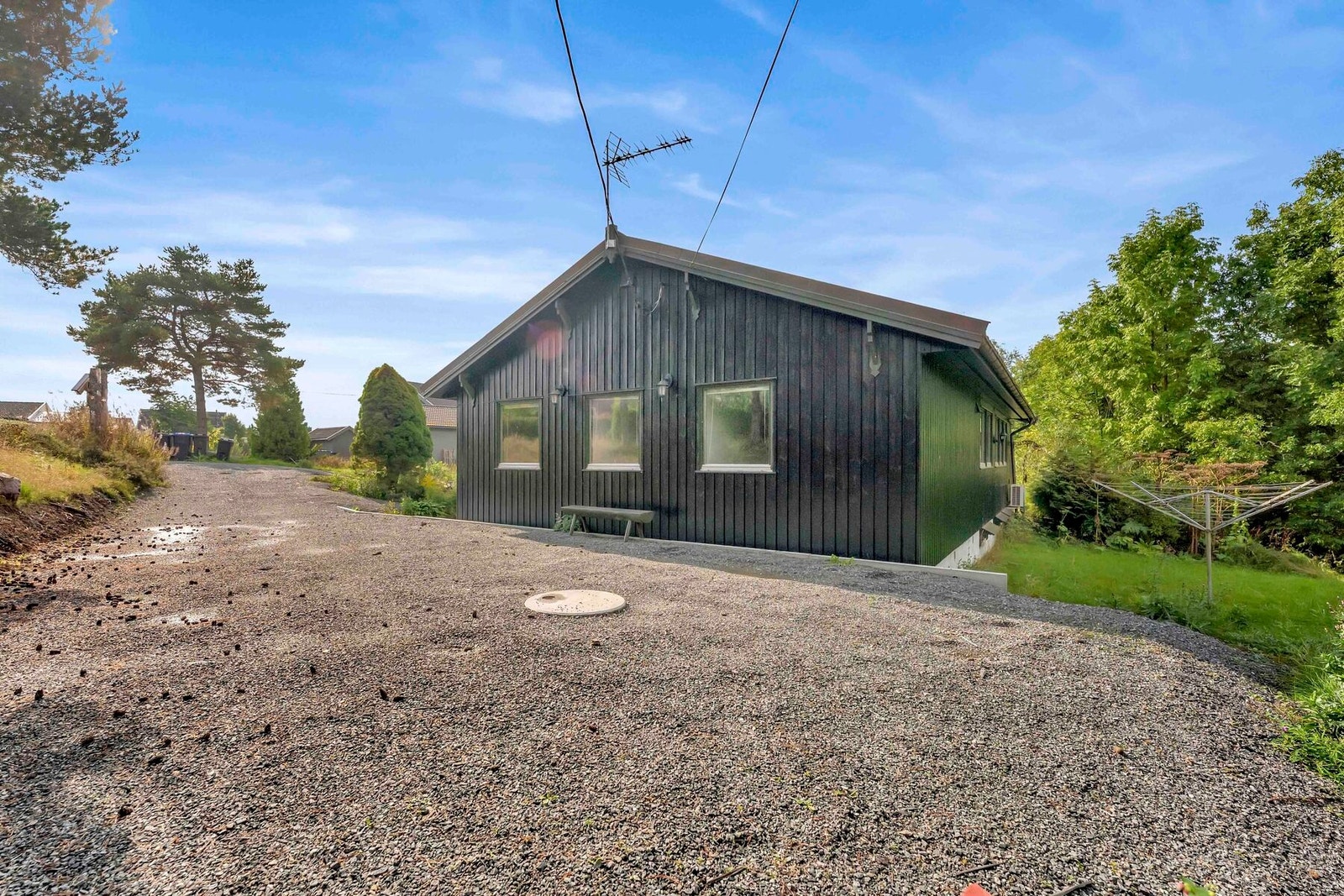 Romslig gårdsplass med plass for flere biler Galleribilde