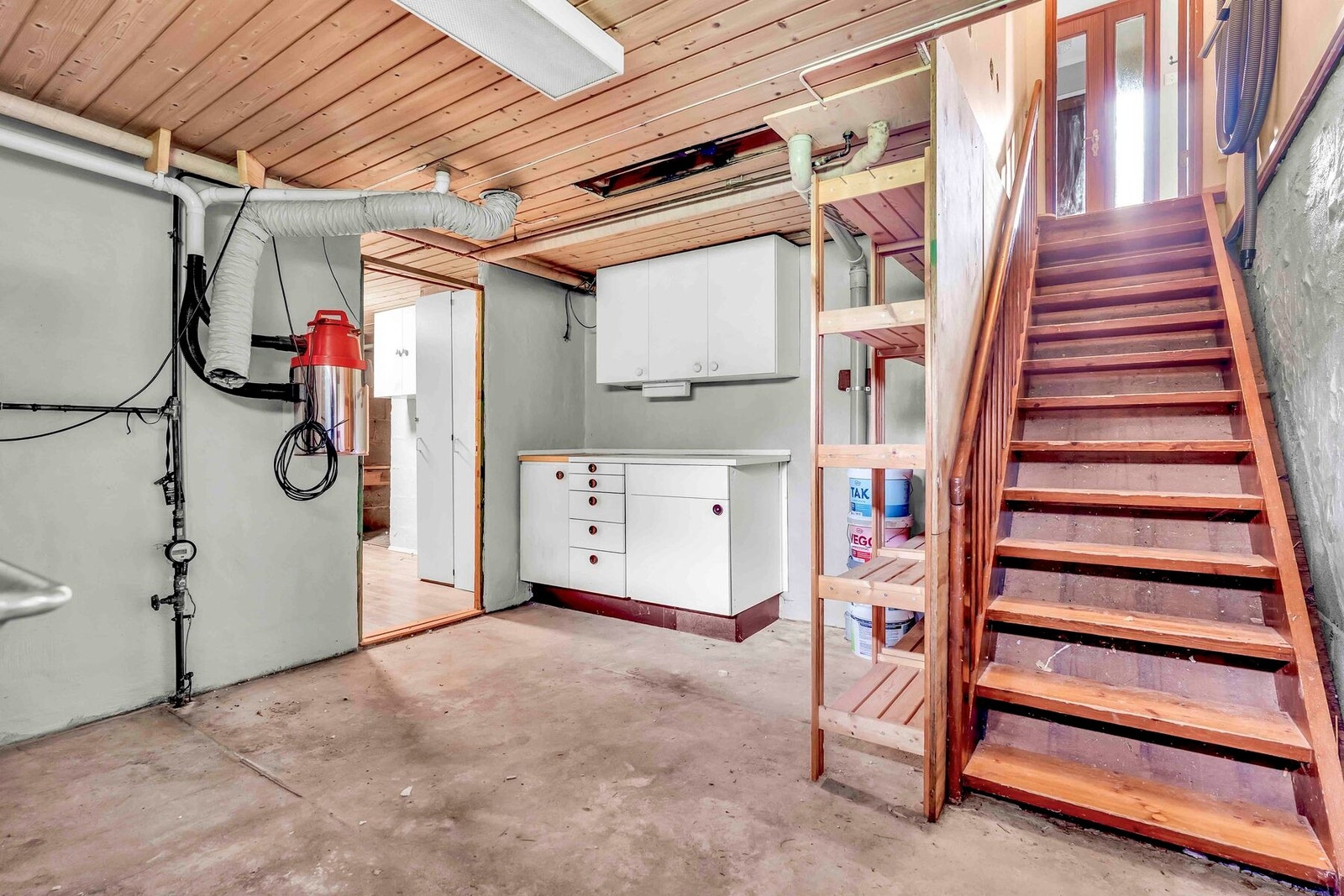Det er flere store rom i kjelleren og tilgang fra trapp i hallen Galleribilde