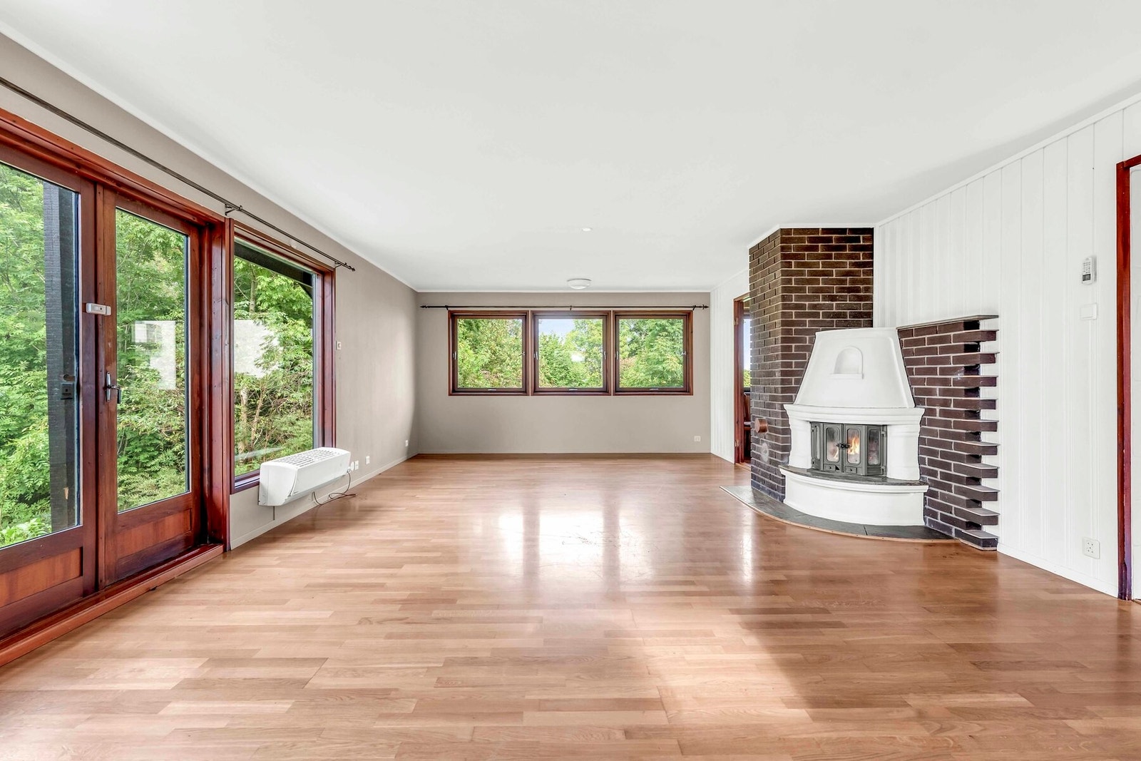 Stuen har plass til flere soner som tv-krok, spiseplass mm Galleribilde