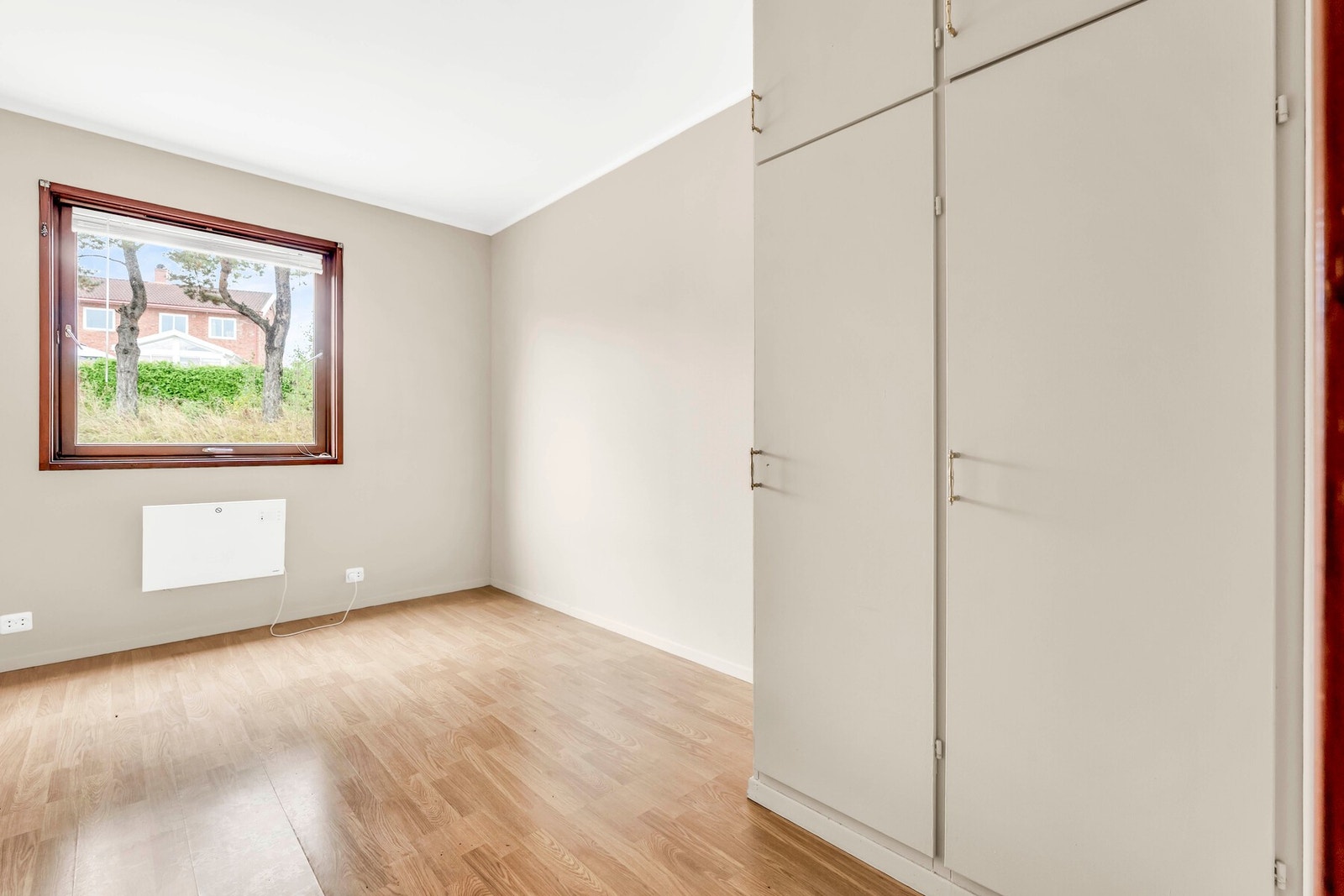 Romslig soverom med rikelig naturlig lys Galleribilde