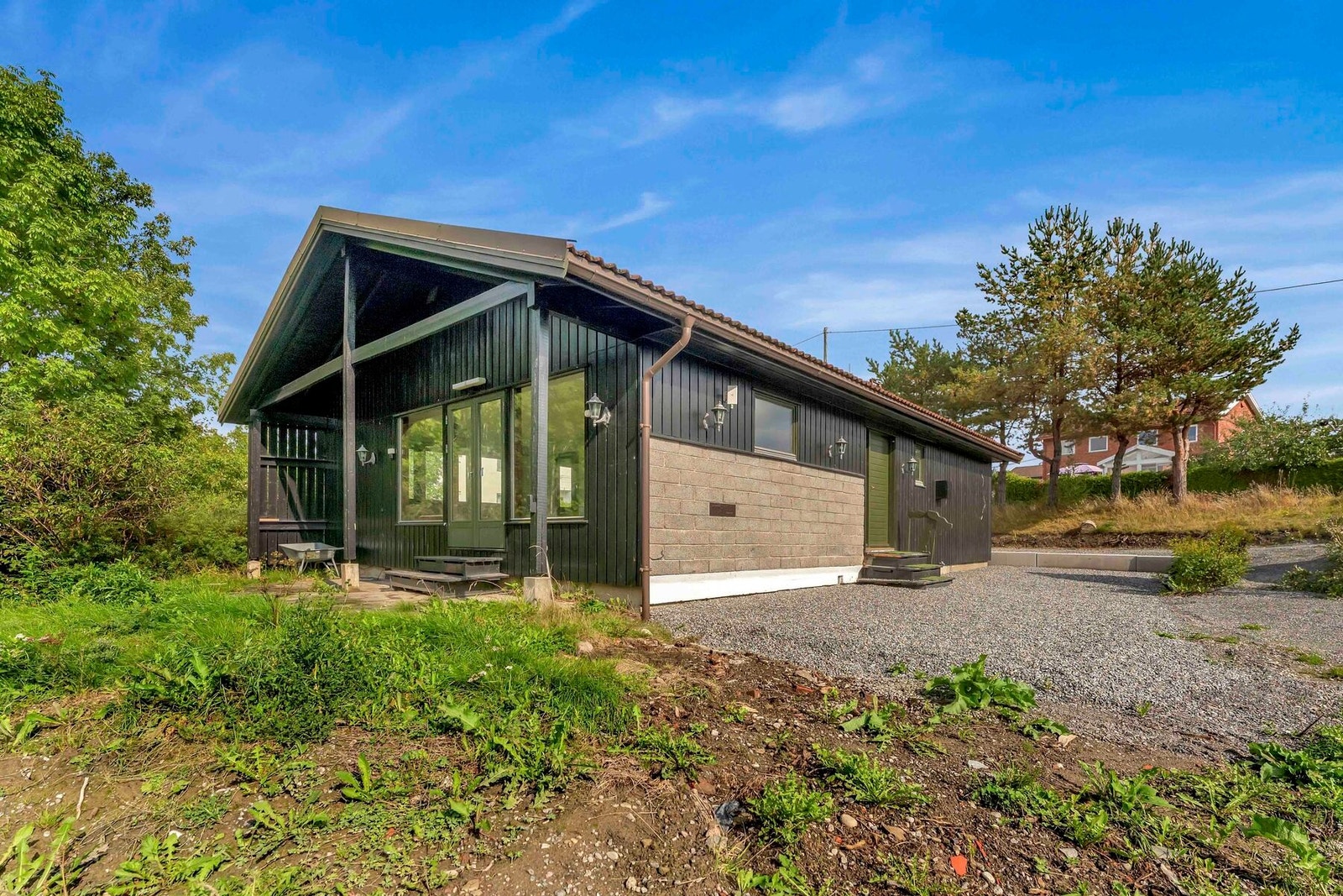 På baksiden av boligen har man en skjermet terrasse på 21 kvm med utsikt over skogen Galleribilde