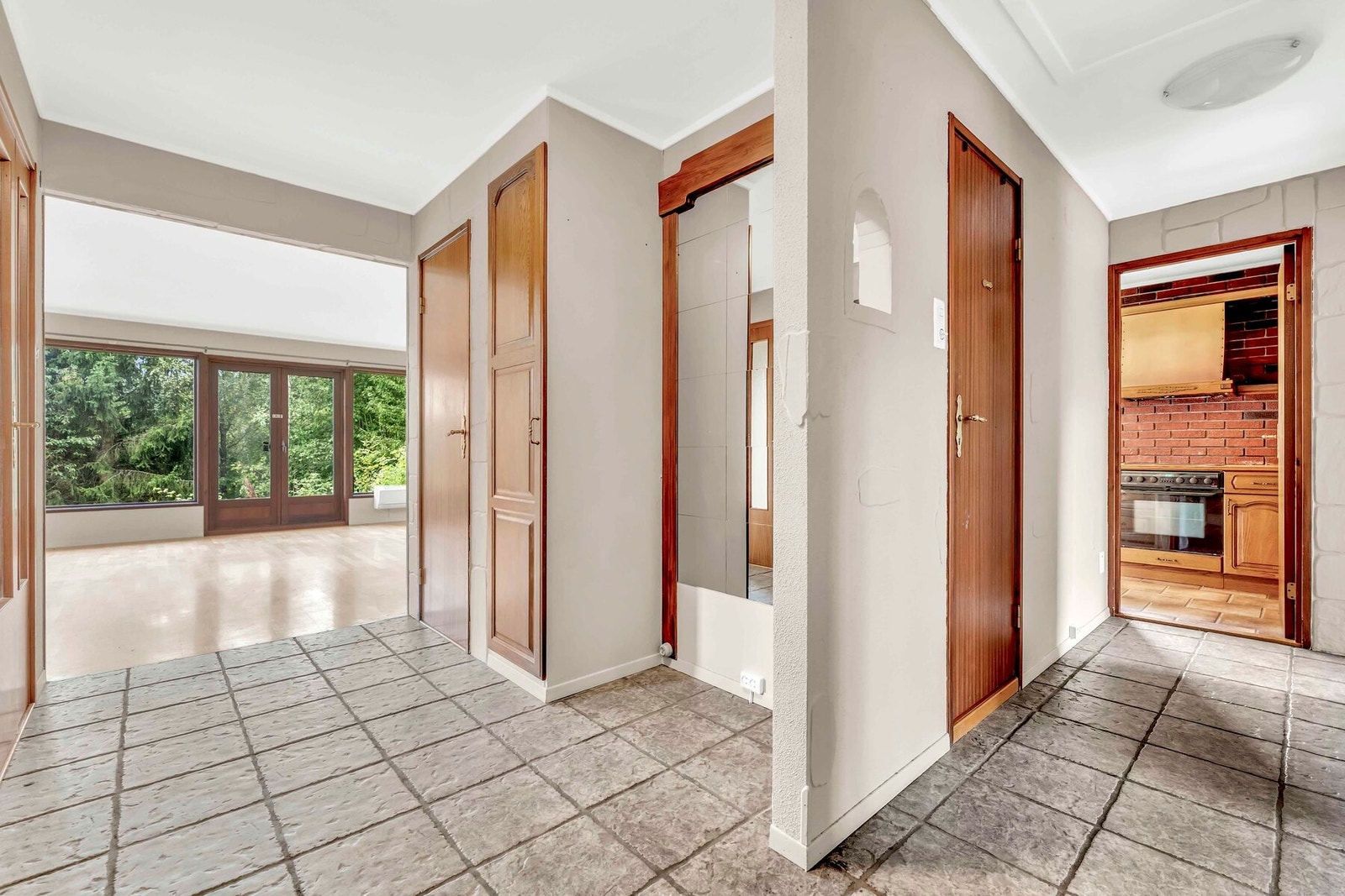 Stor og god hall med flere muligheter for garderobeplass Galleribilde