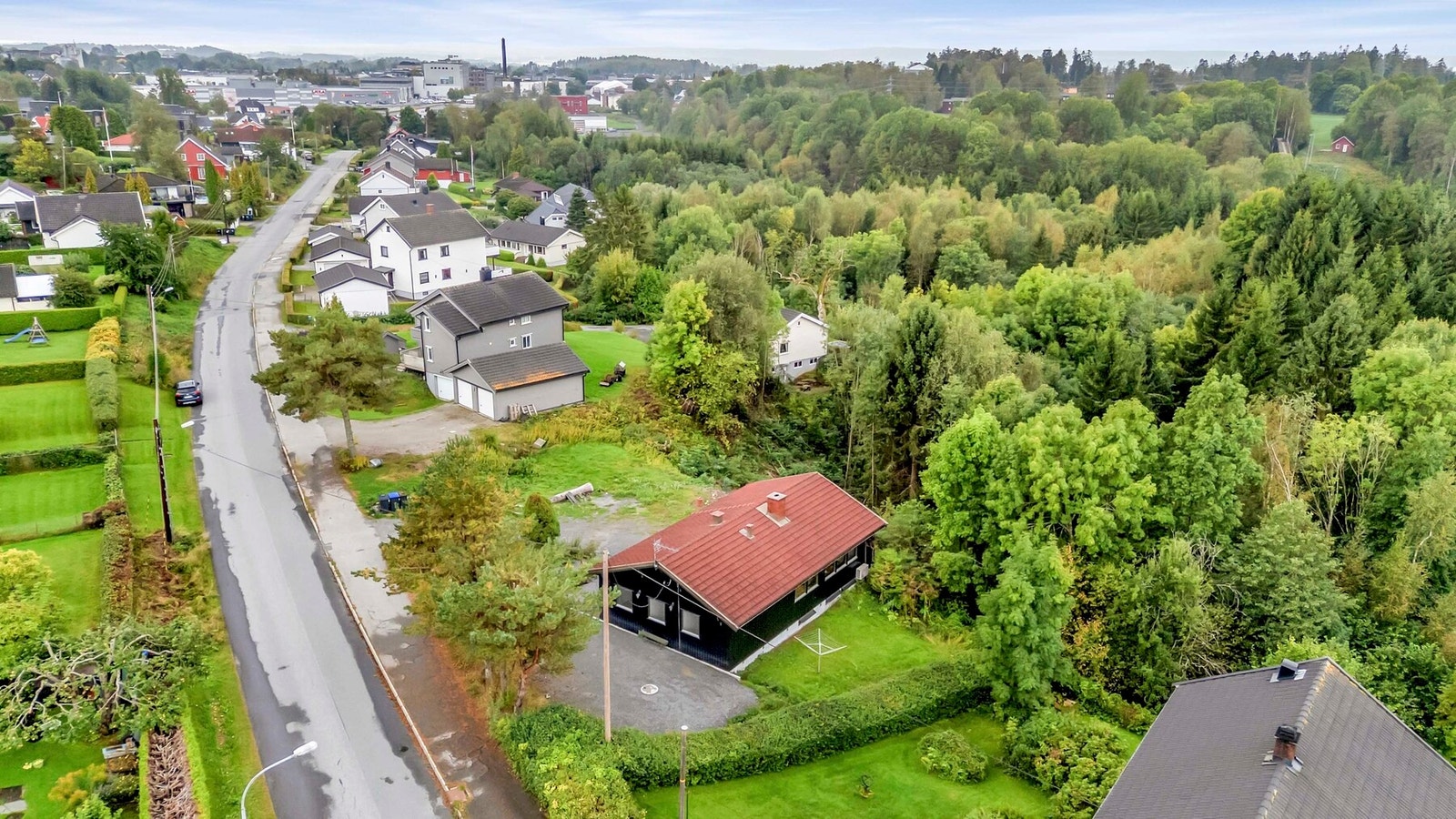 Herlig beliggenhet med stort grøntareal som nærmeste nabo og med fin utsikt fra terrasse Galleribilde