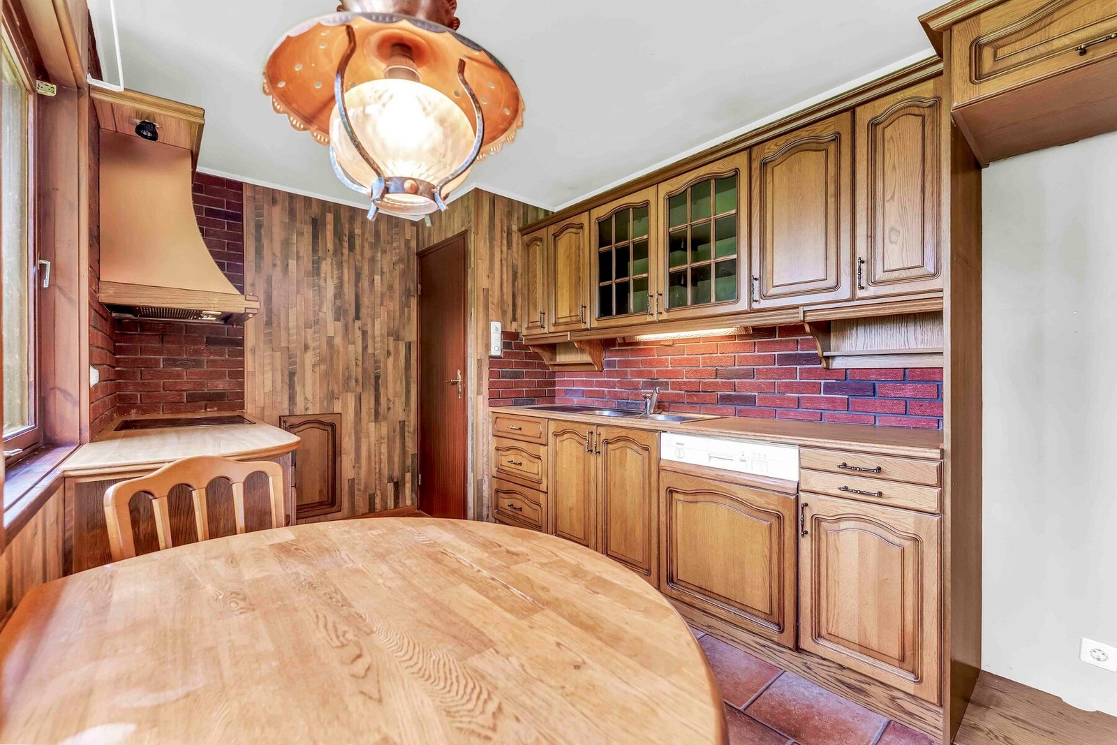 Rikelig med skap - og benkeplass og med god plass til et større frokostbord Galleribilde