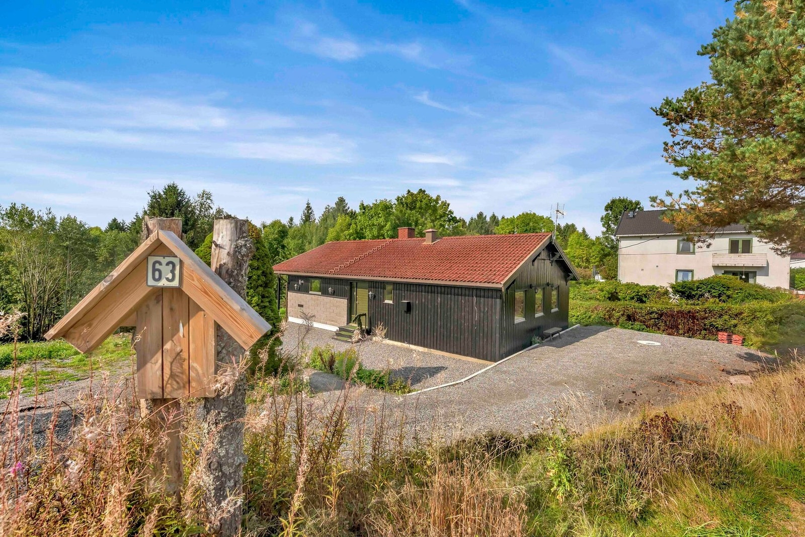 Pent opparbeidet inngangsparti og gårdsplass Galleribilde