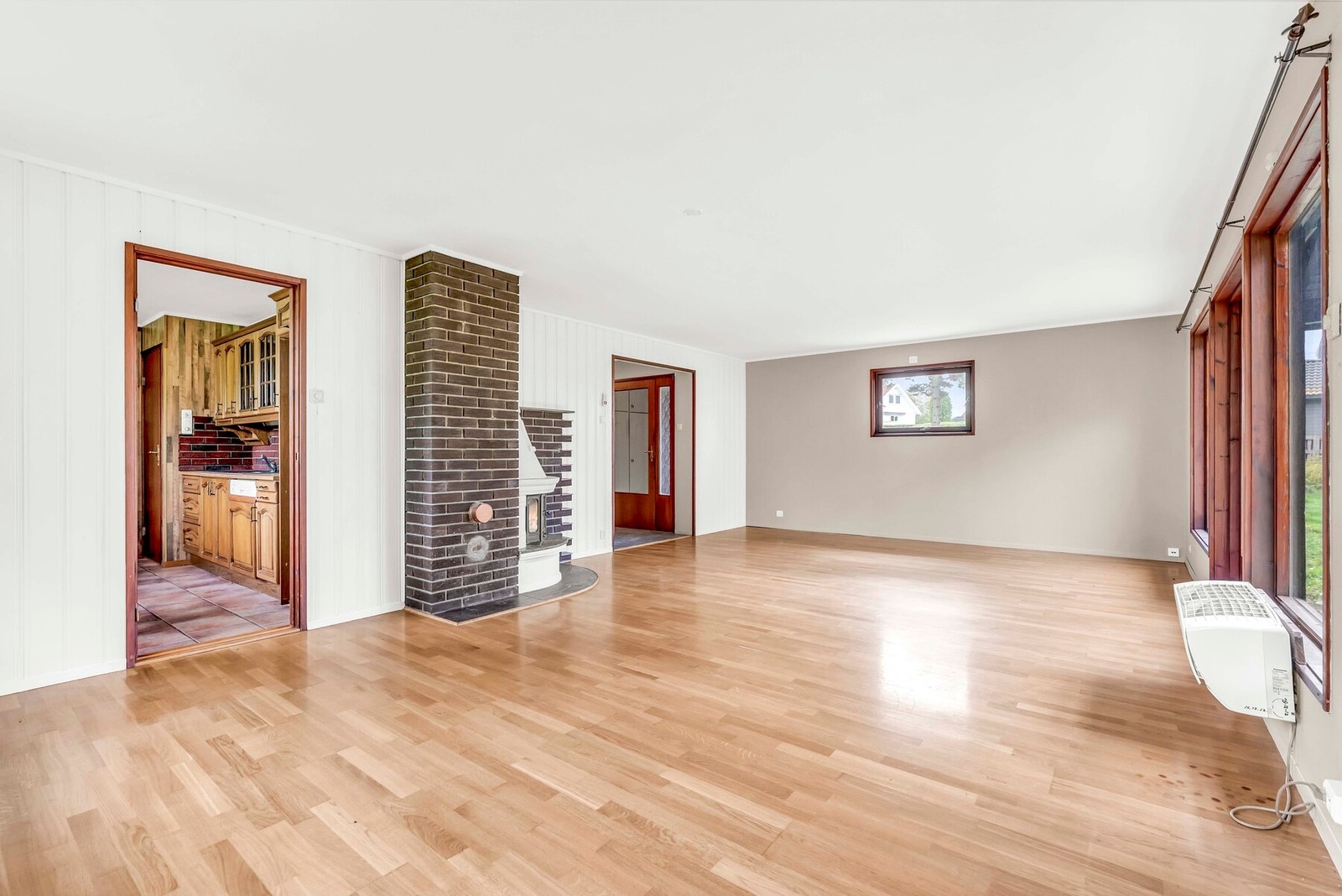 Stuen har en peisovn for ekstra varme og hygge Galleribilde