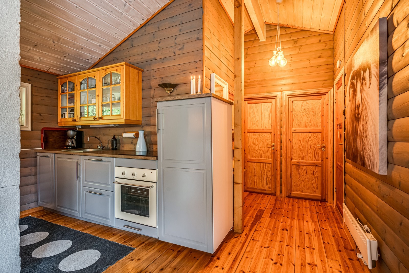 Et kjøkken hvor du kan lage i stand til måltider, men fremdeles være sosial rundt familie og venner. Galleribilde