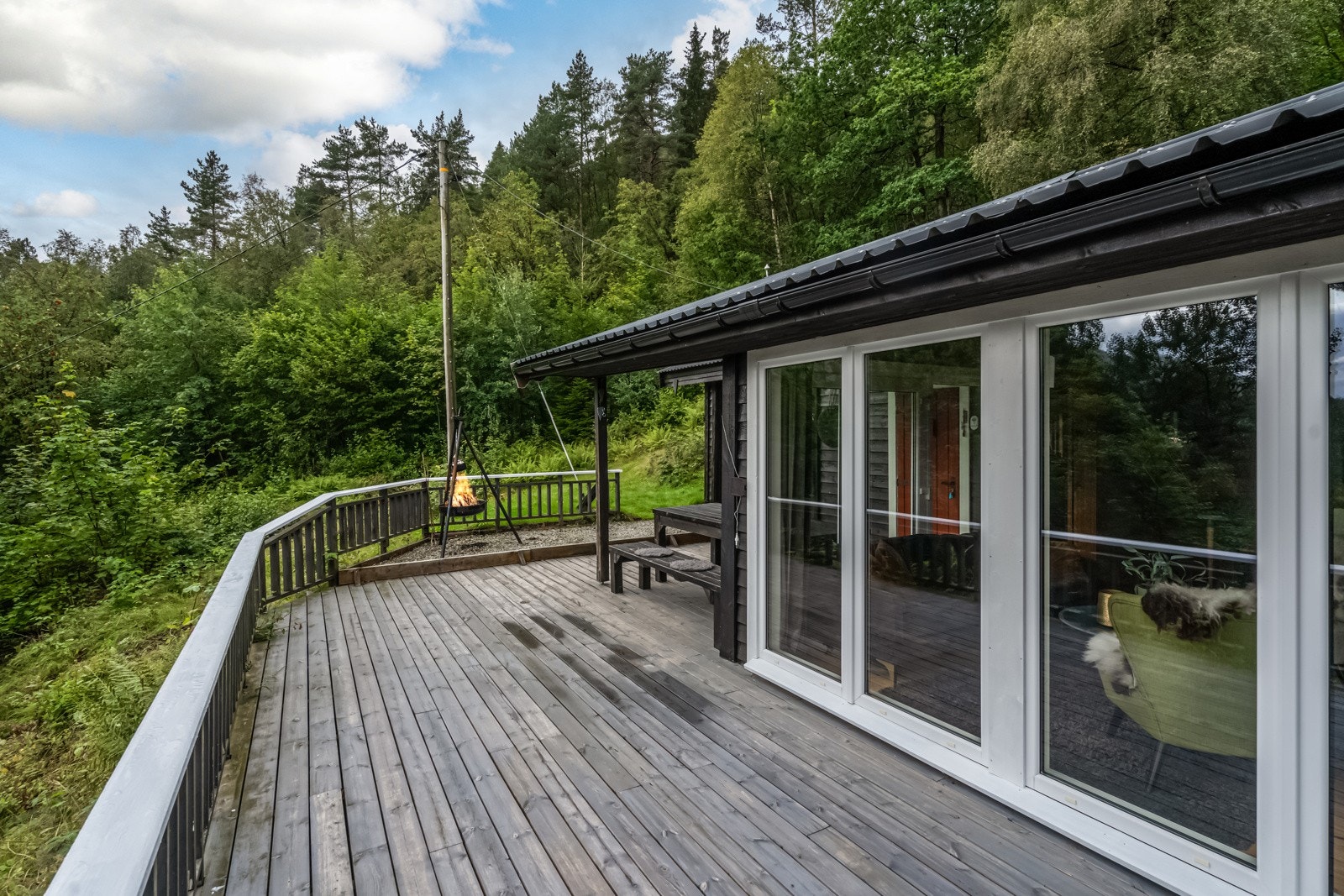 Flott uteplass med god plass til utemøbler. Galleribilde