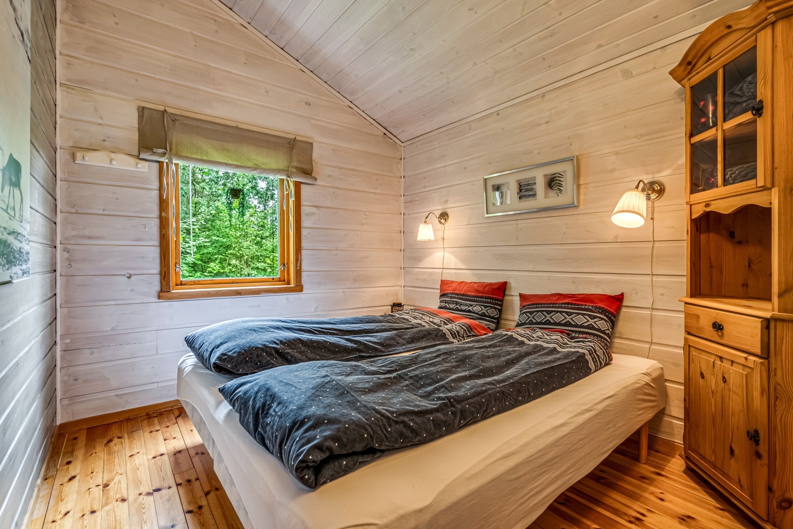 3 romslige soverom med god plass til familie eller besøk. Galleribilde