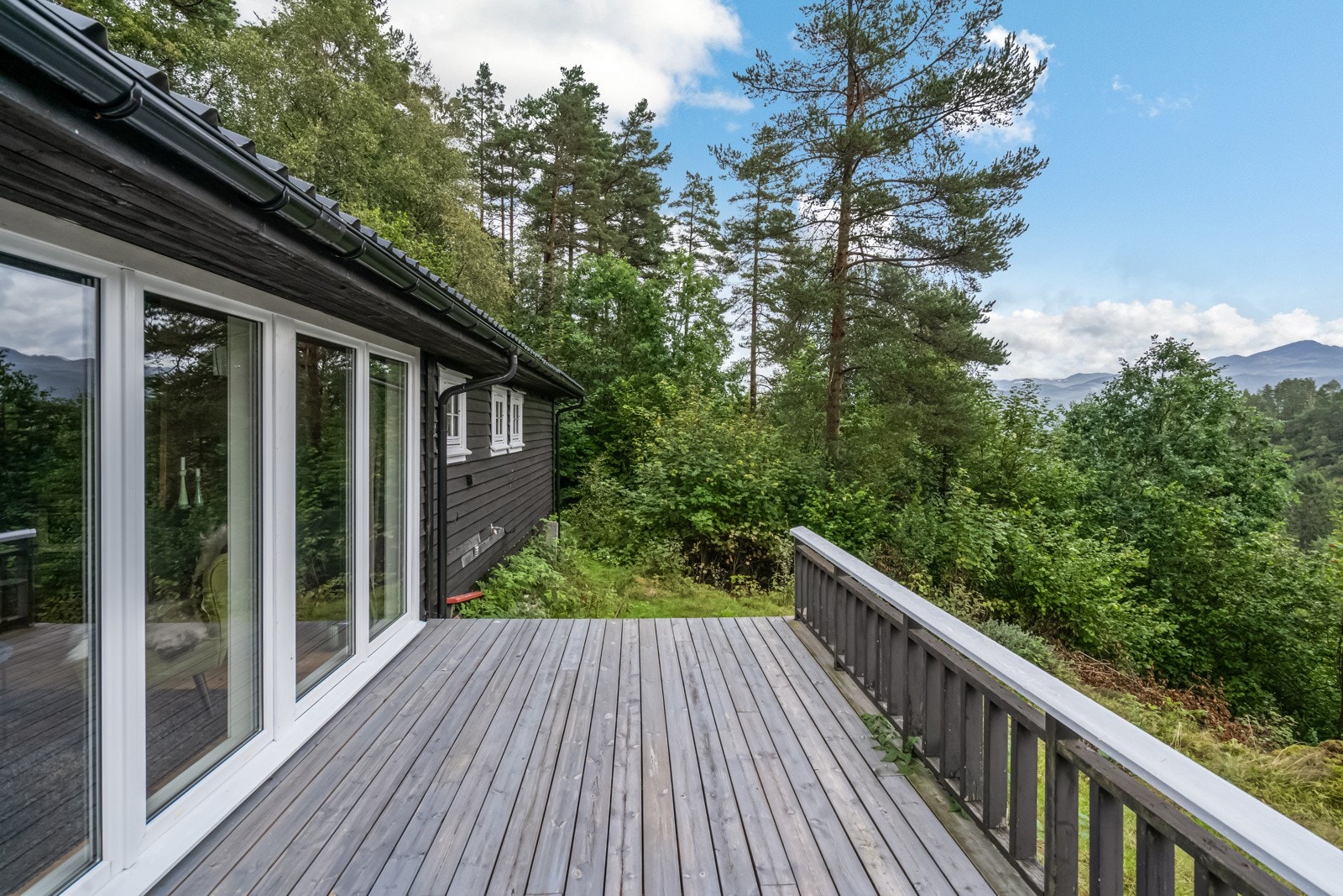 Romslig terrasse. Galleribilde