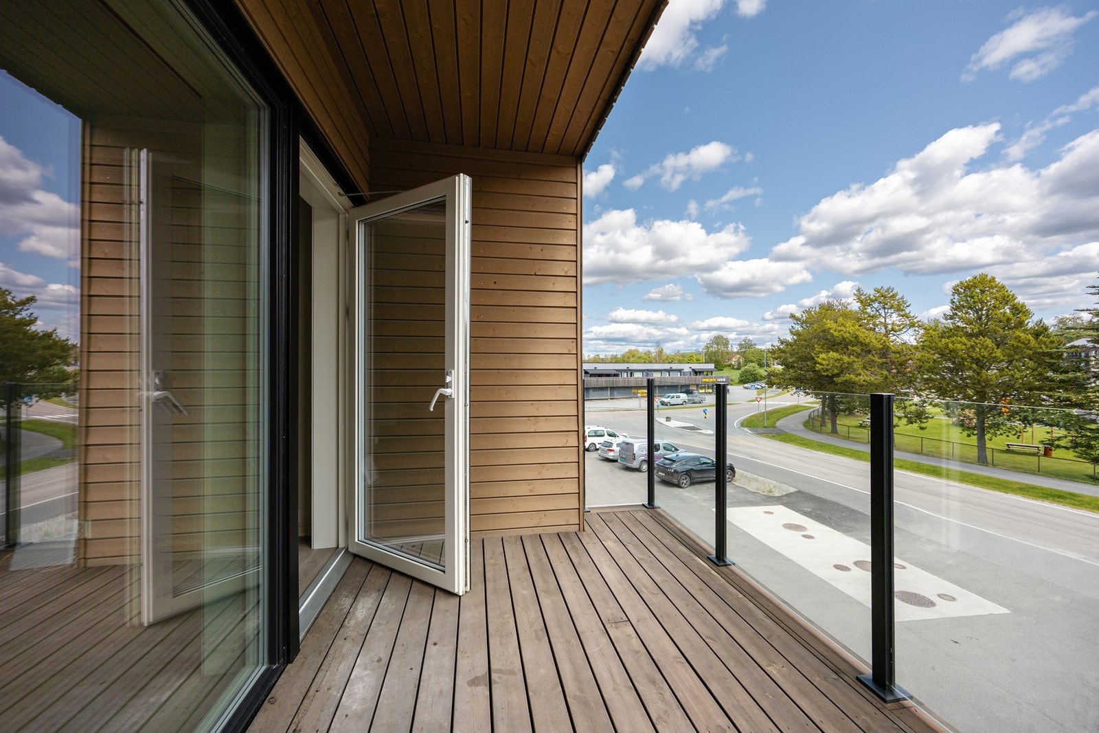 Det er gåavstand til alle sentrumsfasiliteter på Hemnes. Galleribilde