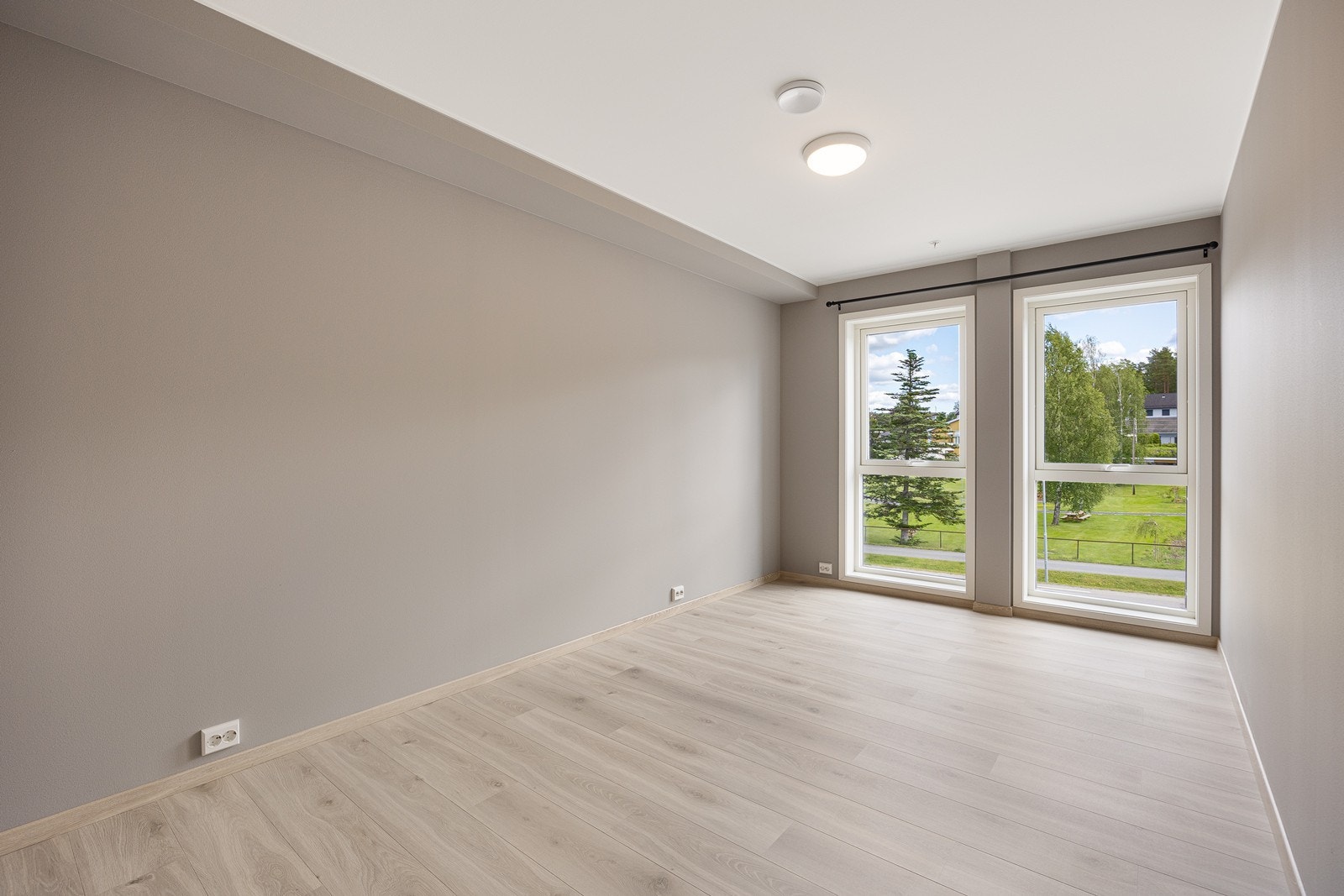 Leiligheten har to gode soverom - begge med lyst laminatgulv og beigemalte, slette veggflater. Galleribilde