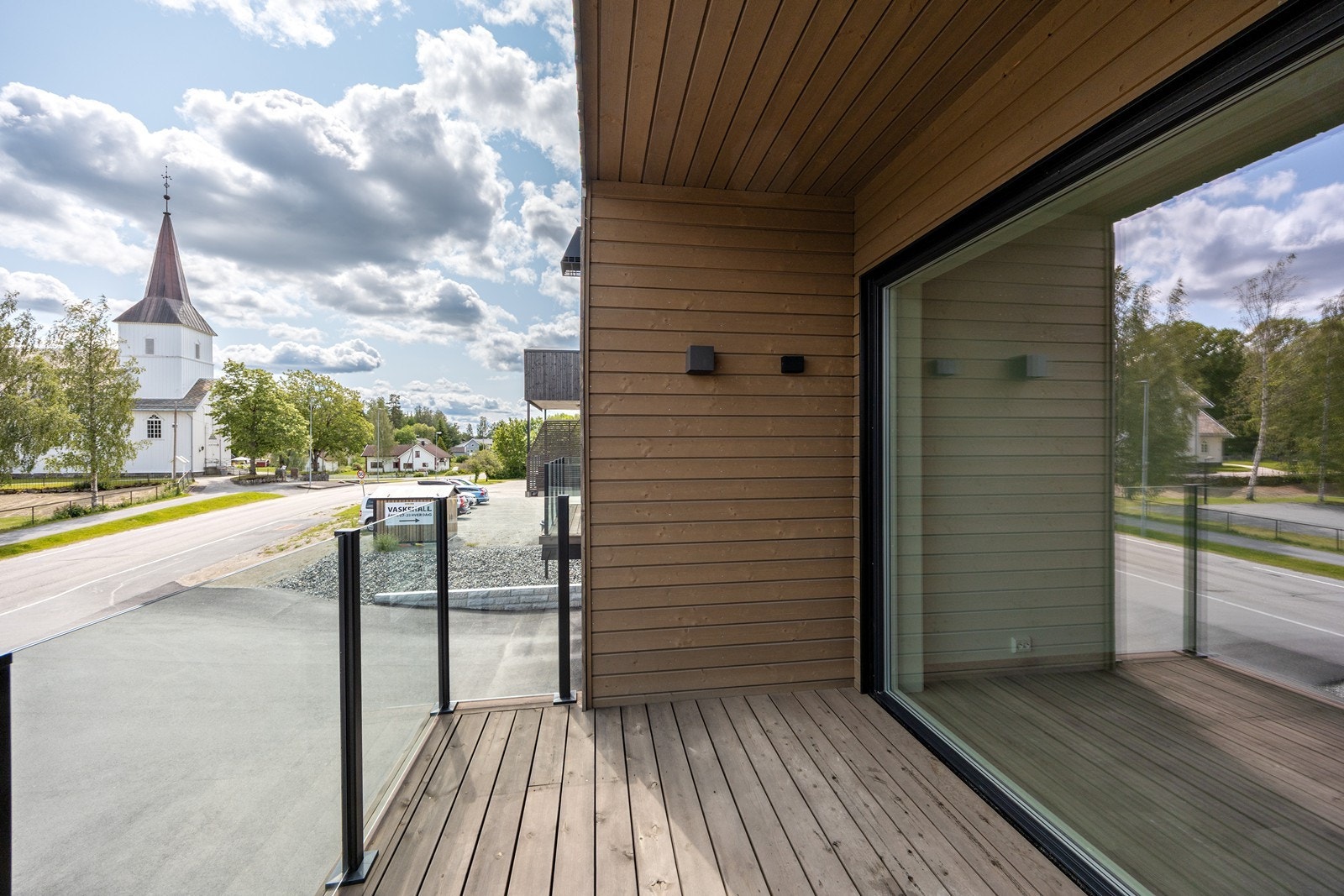 Den østvendte balkongen på ca. 7 kvm er delvis overbygd. Galleribilde