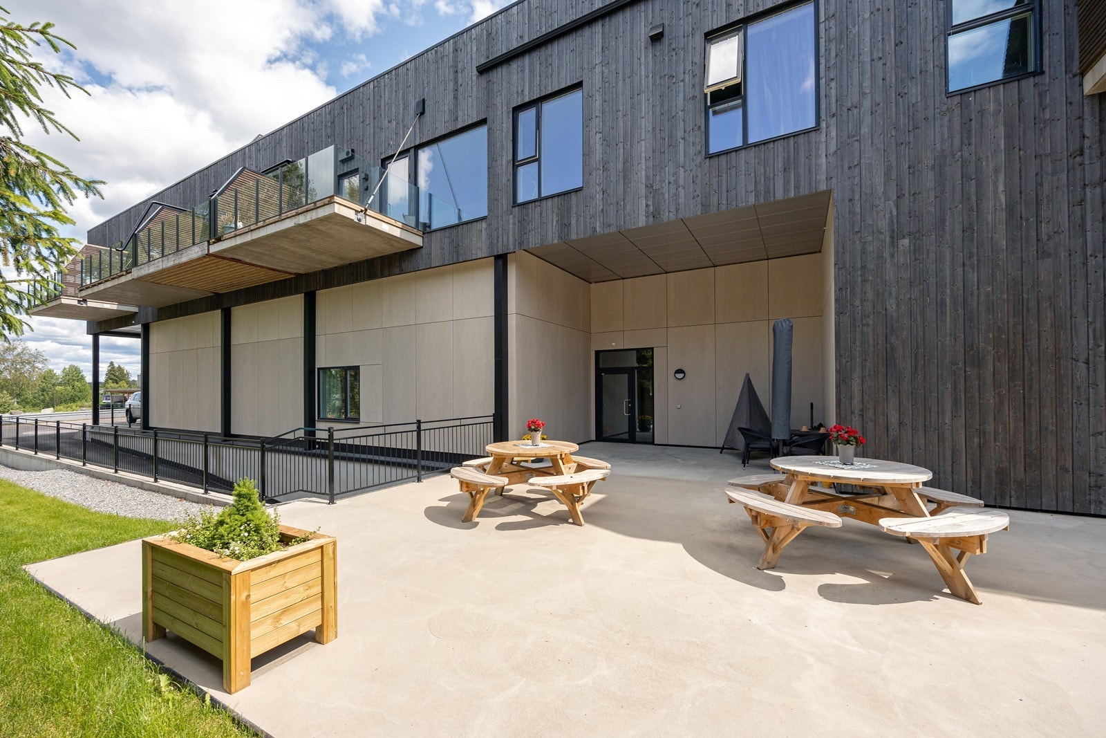 På baksiden av bygget er det etablert en felles platting med sittegrupper for hyggelig, sosialt samvær. Galleribilde