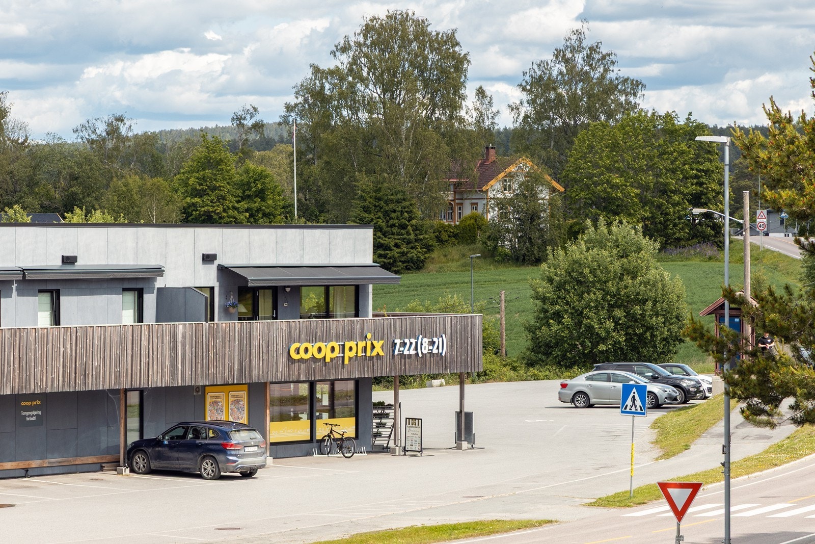 Kun et steinkast unna ligger Coop-butikken. Galleribilde