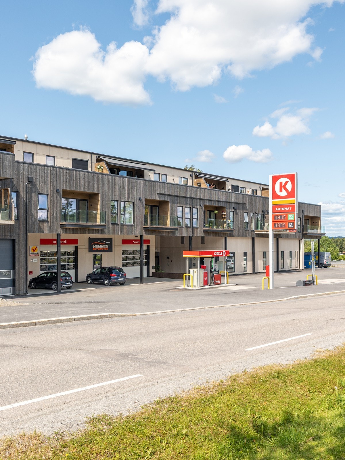 Leiligheten ligger sentralt på Hemnes - og har skole, barnehage og daglige servicetilbud i umiddelbar nærhet. Galleribilde