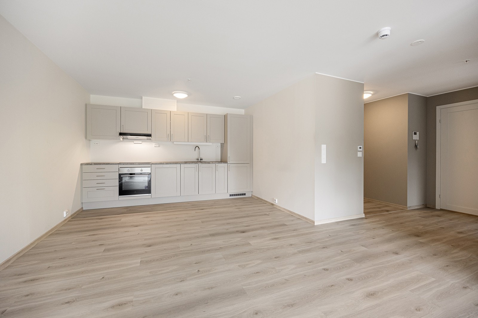 Kjøkken og stue ligger i en åpen og sosial løsning. Galleribilde