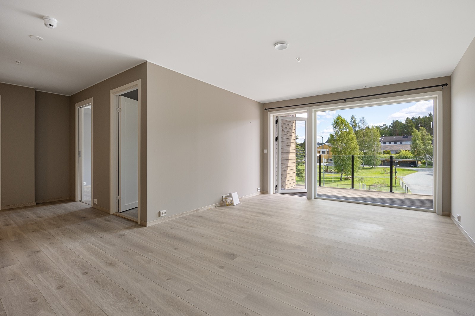 Godt naturlig lysinnfall er sikret fra endeveggen som har en stor vindusflate, samt dør ut til balkongen. Galleribilde