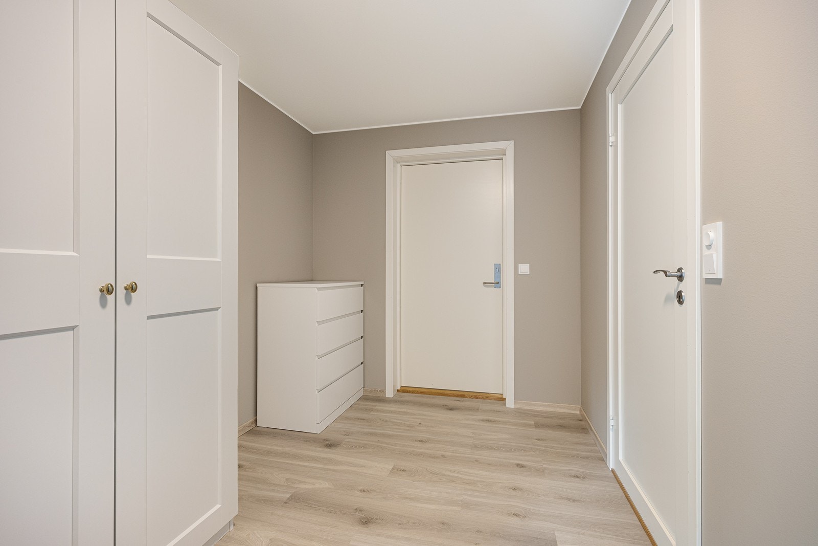 Entréen fremstår lys og romslig med god plass til oppbevaringsmøblement. Galleribilde