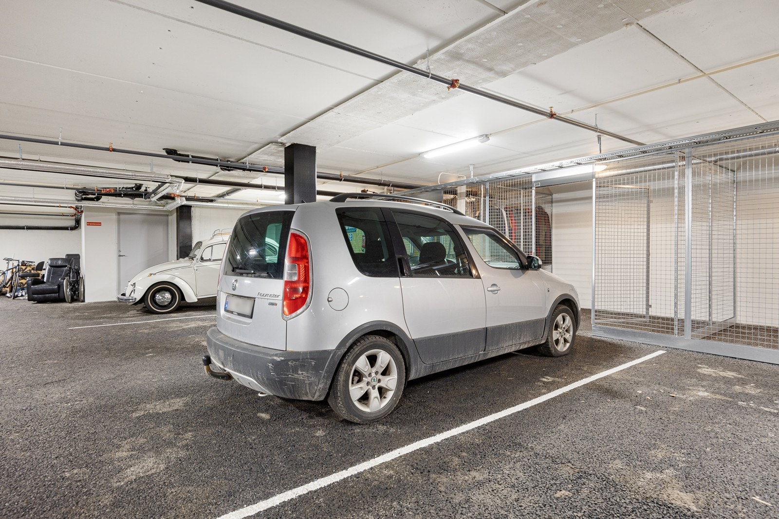 Leiligheten disponerer en garasjeplass i fellesanlegg i kjeller. Galleribilde