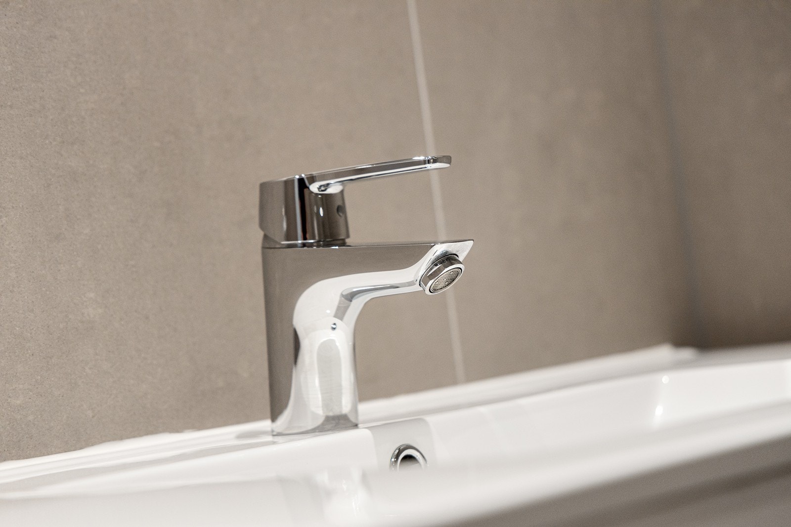 Videre har badet vegghengt toalett, dusjhjørne med innfellbare glassdører og opplegg for vaskemaskin. Galleribilde