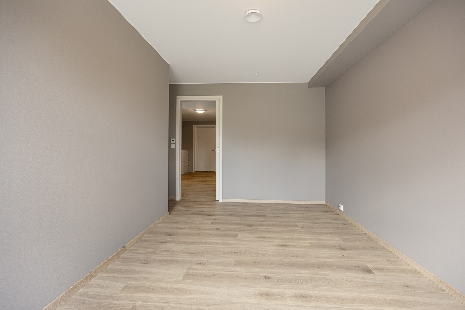 Det største rommet har god plass til både dobbeltseng og garderobemøblement. Galleribilde