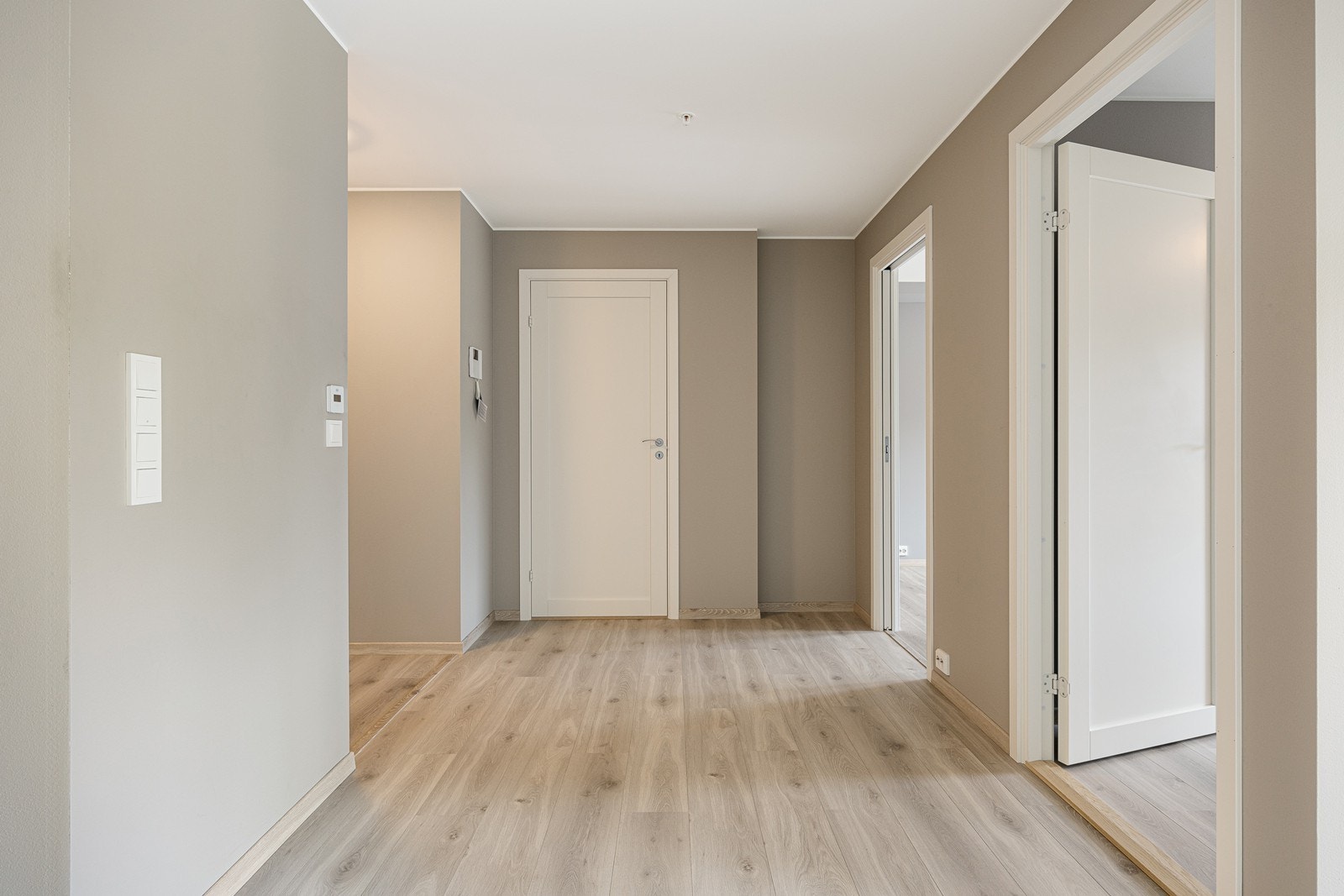 Gulvet har vannbåren varme og laminat i enstavs design, mens veggene har malte, slette flater i en behagelig fargetone. Galleribilde