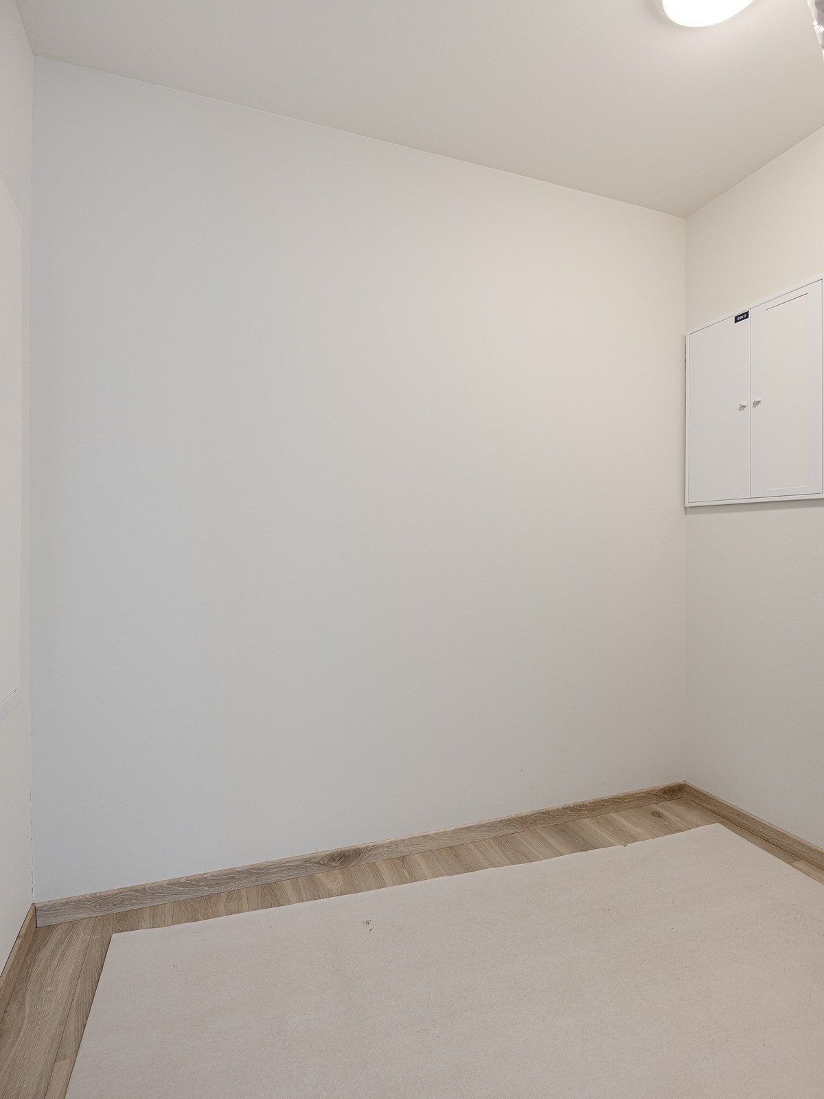 Fra entréen er det adkomst til en bod/teknisk rom med ekstra lagringsplass. Galleribilde